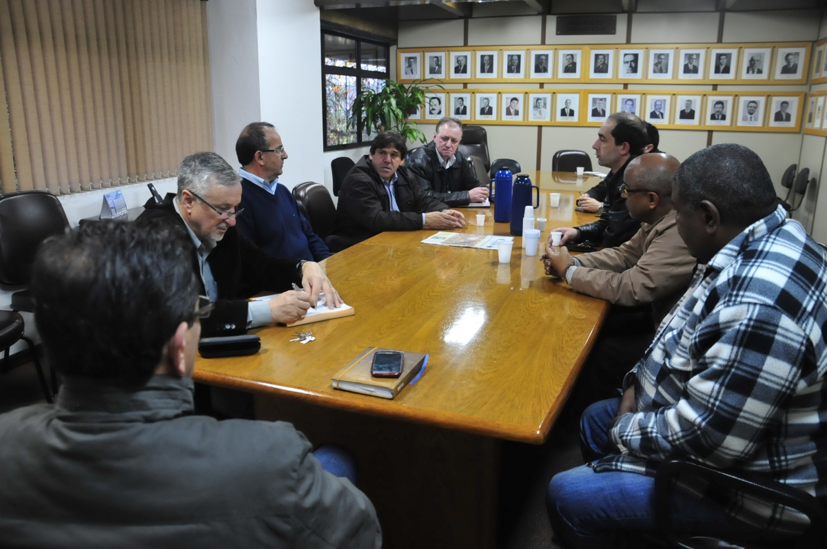 Líderes recebem moradores do Euzébio Beltrão de Queiróz e enviam demandas ao Executivo