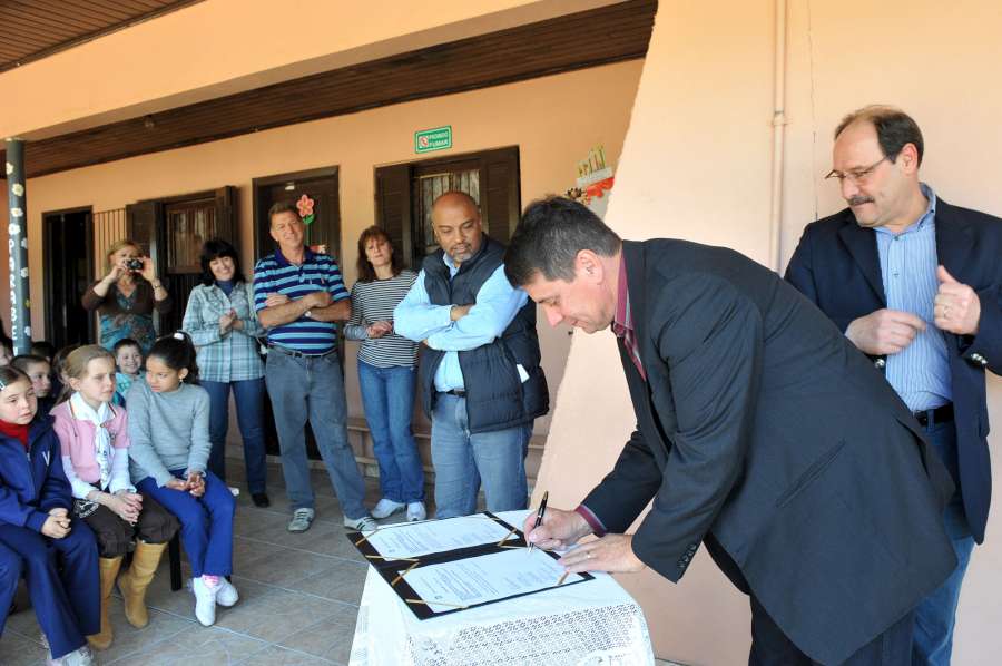 Daneluz participa de ato que dá início a obras em escola de Santa Bárbara