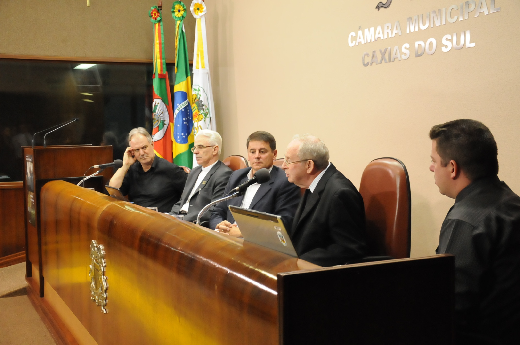 Dom Paulo Moretto divulga a Campanha da Fraternidade 2011 na Câmara
