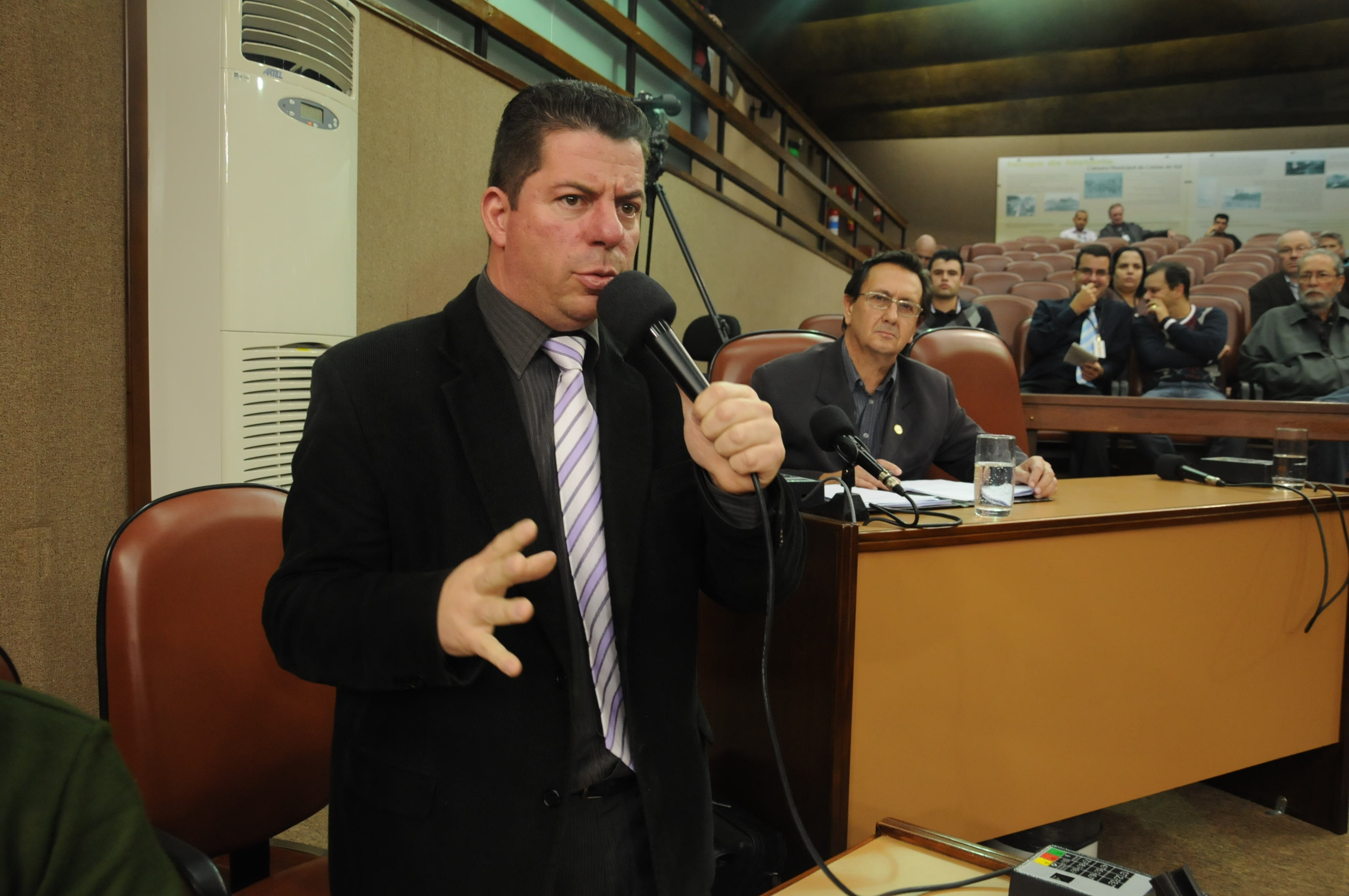 Renato Nunes lamenta falta de apoio dos parlamentares em relação a seus projetos