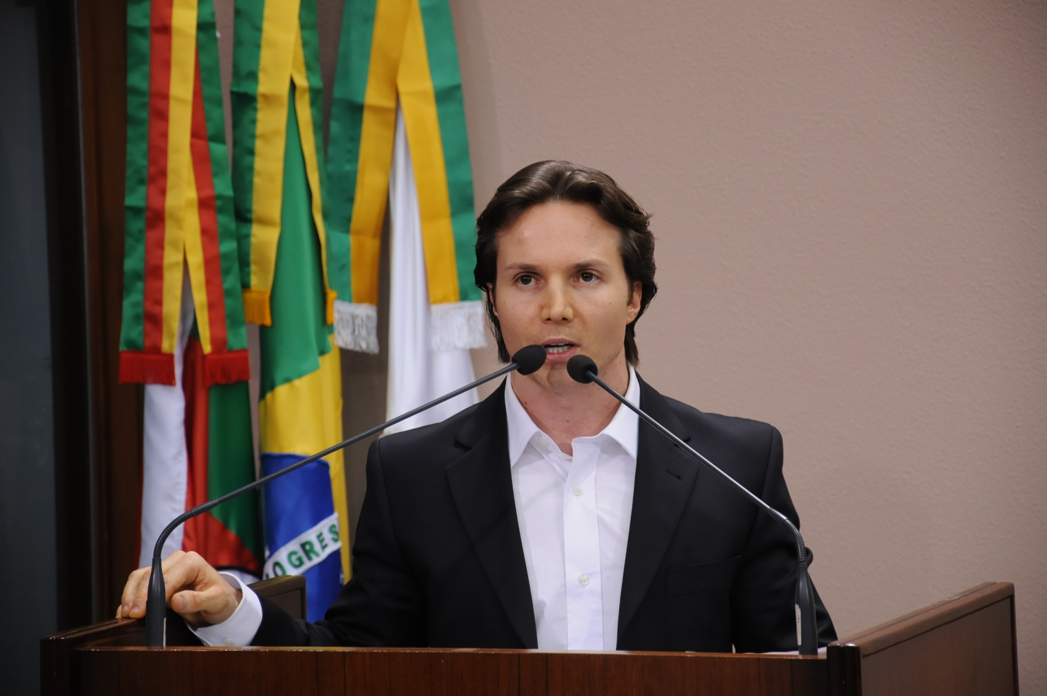 Daniel Guerra solicita informações sobre locação de automóveis pelo poder Executivo