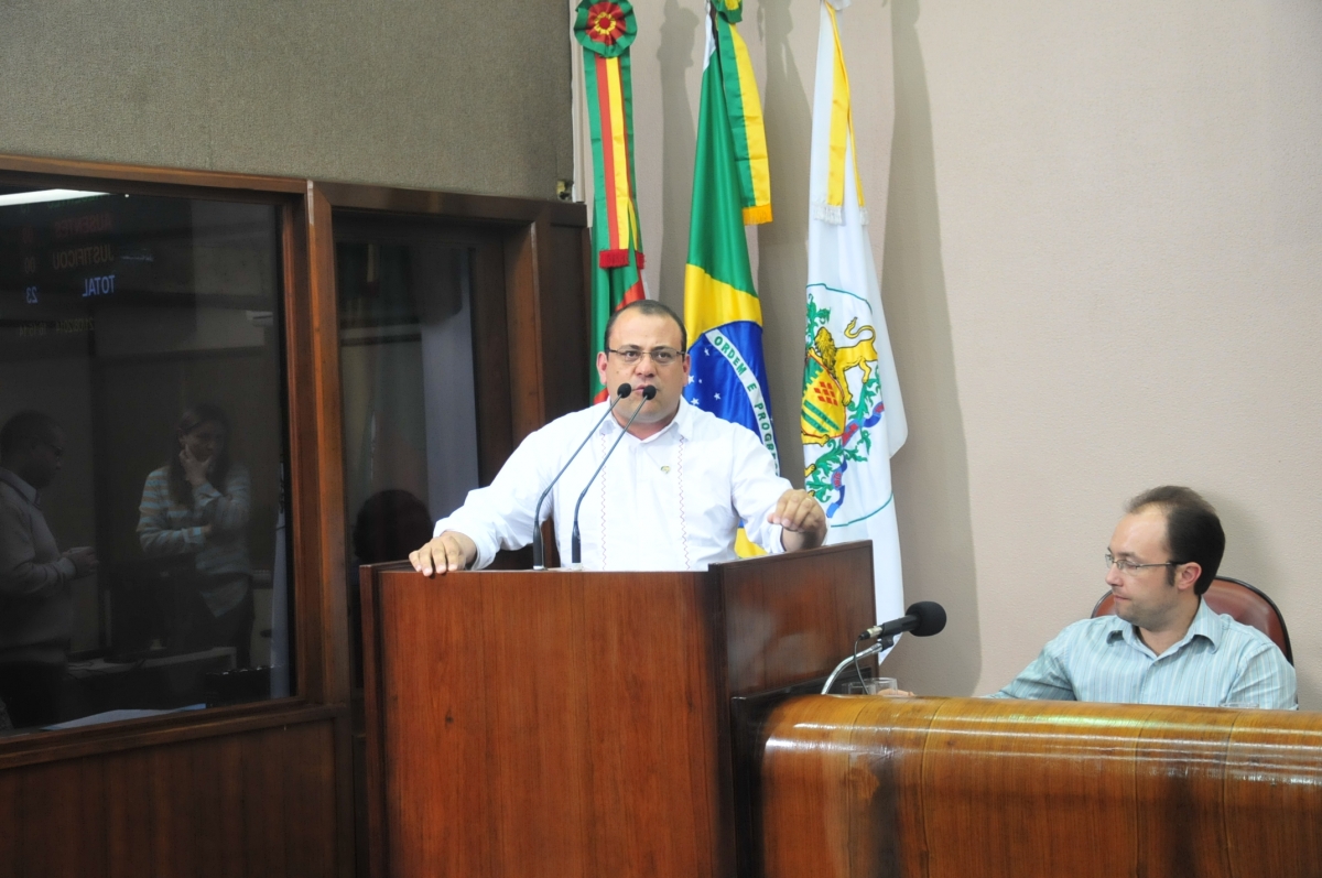 Cassiano Jorge Fontana toma posse como vereador na vaga de Jaison Barbosa