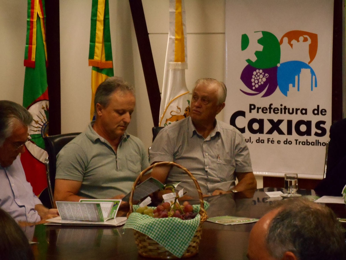 Raimundo Bampi representa Legislativo caxiense na entrega do Selo de Qualidade aos produtores de uva