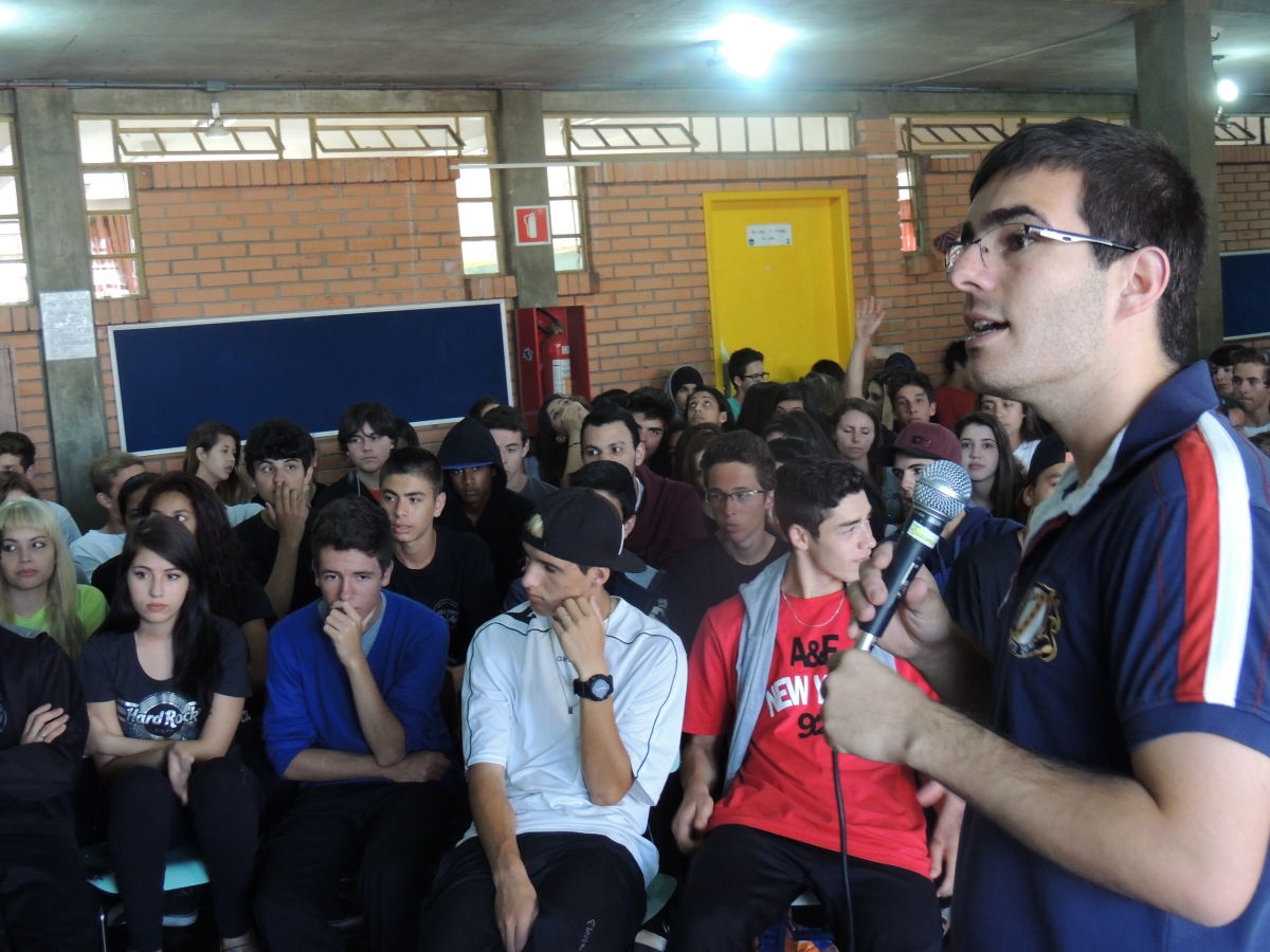 Frente Parlamentar da Juventude realiza atividade em escolas