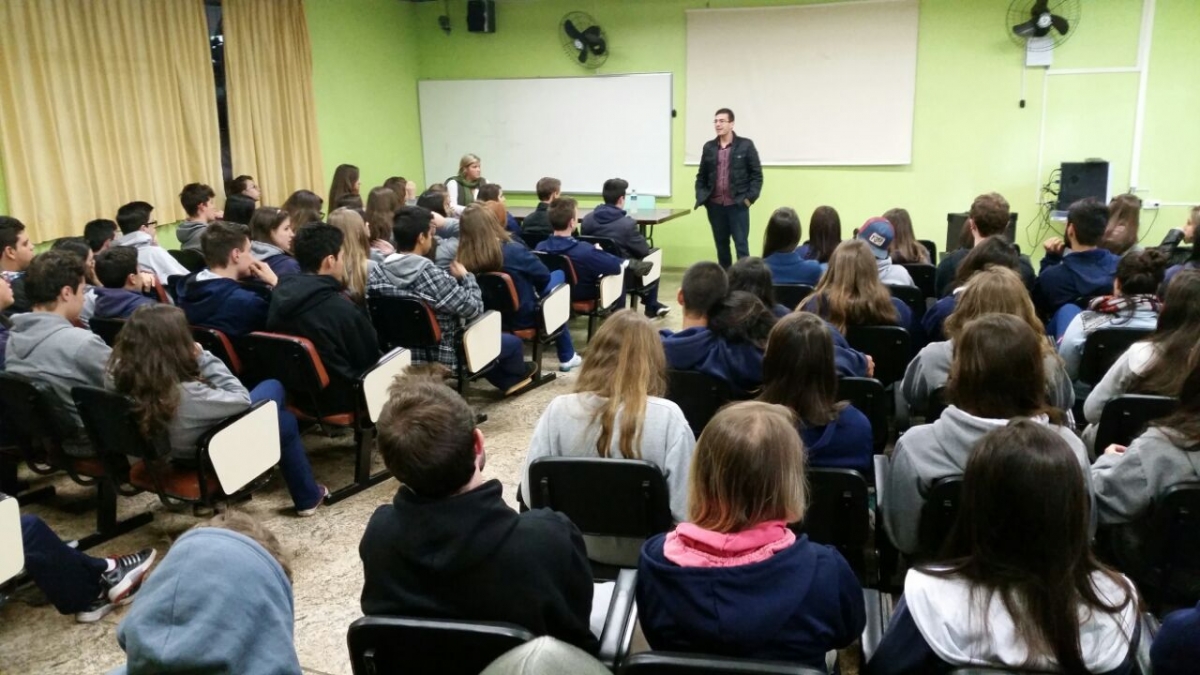 Vereador Rafael Bueno palestra em Escola de Caxias do Sul
