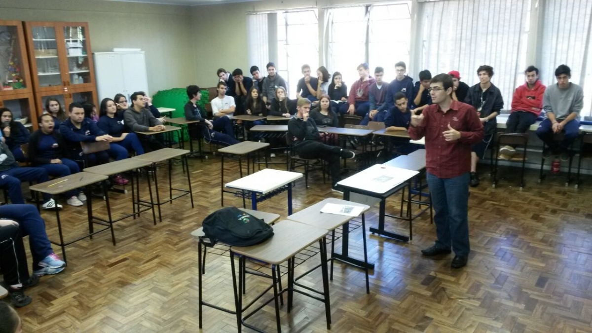 Vereador Rafael Bueno participa de debate na Escola Maria Aracy