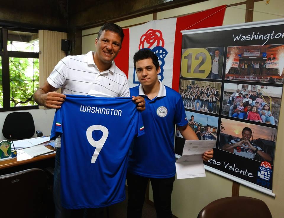Vereador Washington recebe atleta tricampeão brasileiro de Futebol de Mesa