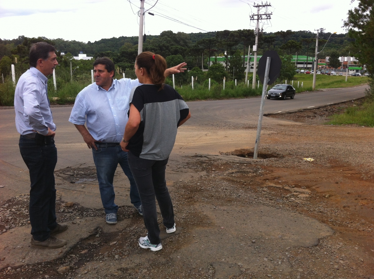 Leia mais sobre Moradores pedem pavimentação de importante rua no bairro Santa Lúcia 