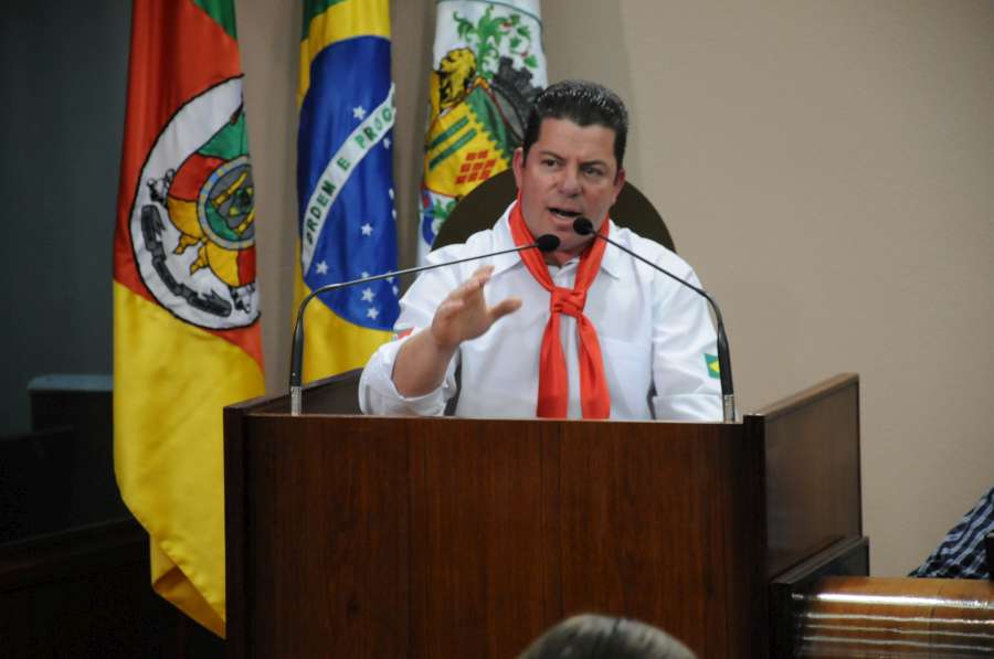 Renato Nunes presta homenagem às tradições gaúchas 