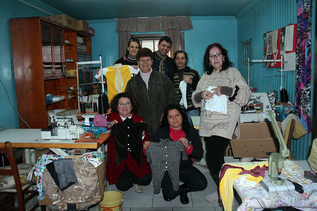 Neri, O Carteiro visitou  um grupo de mulheres que confeccionam roupas para doações em hospitais e famílias carentes