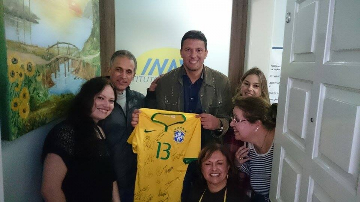 Vereador Washington Cerqueira realiza visita no Instituto da Audiovisão e entrega camisa da Seleção Brasileira autografada