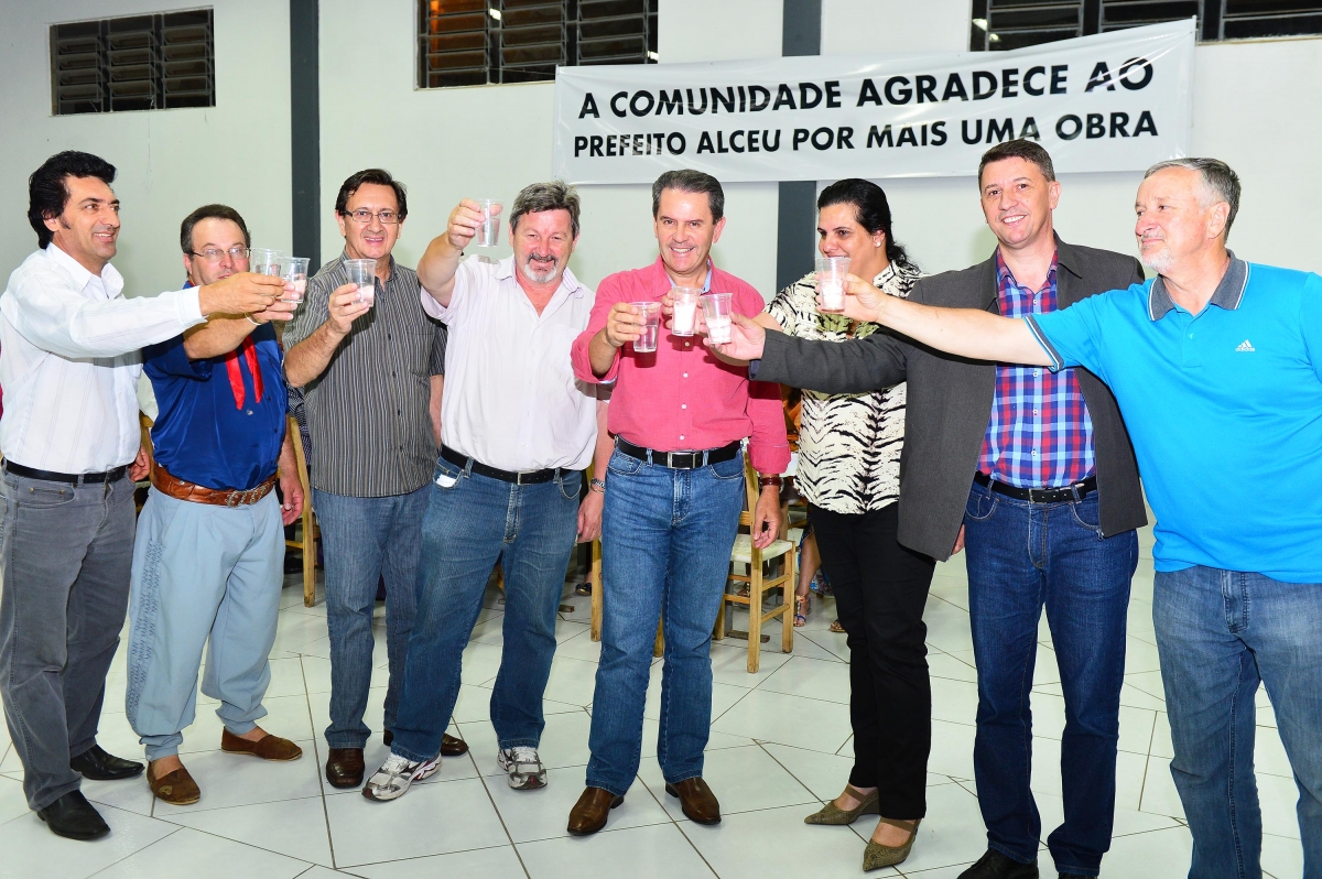 Pedro Incerti prestigia solenidade de entrega da obra de extensão da rede de água em Vila Seca