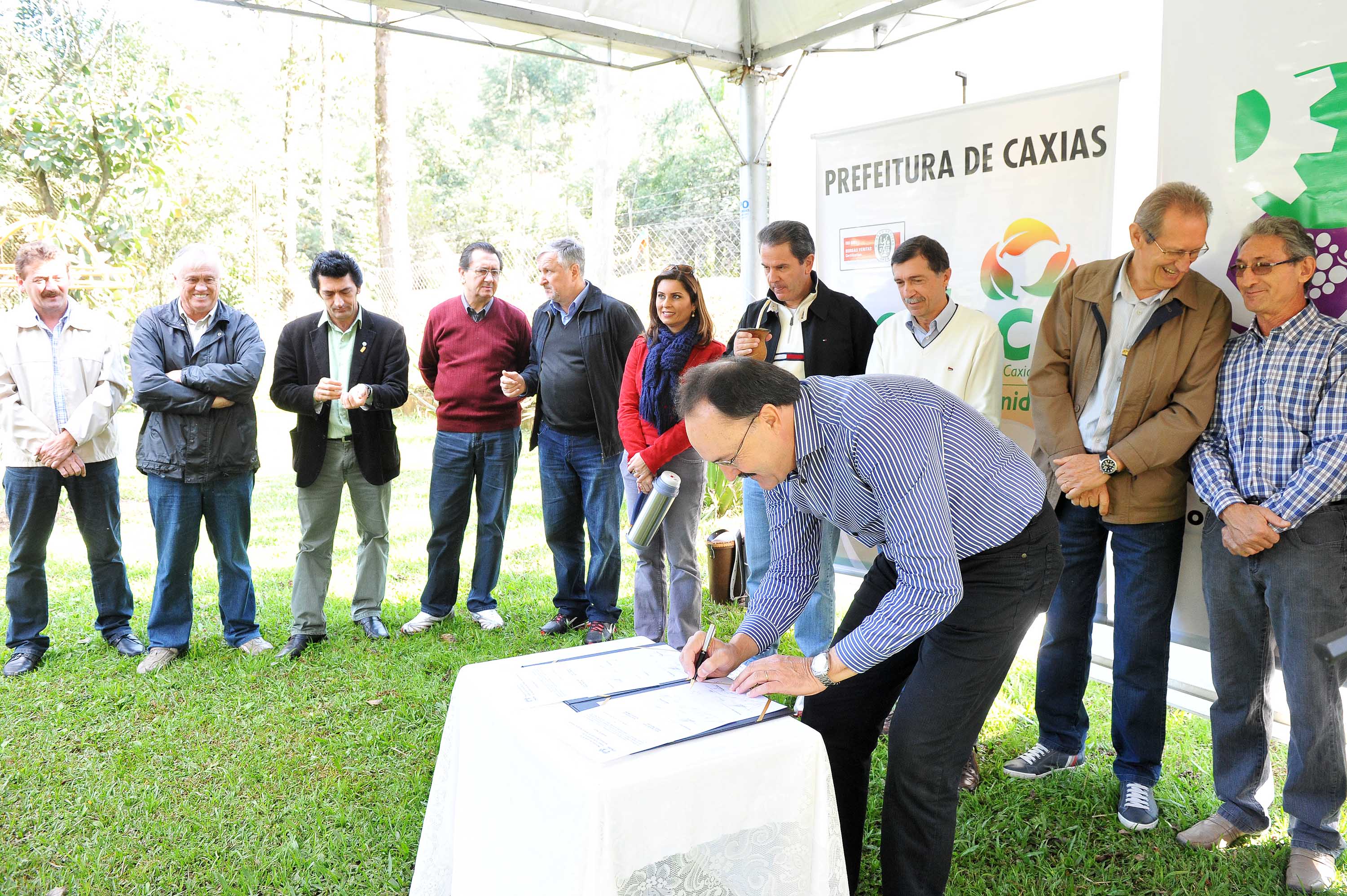 Mauro Pereira participa da assinatura de pavimentação asfáltica em Vila Cristina