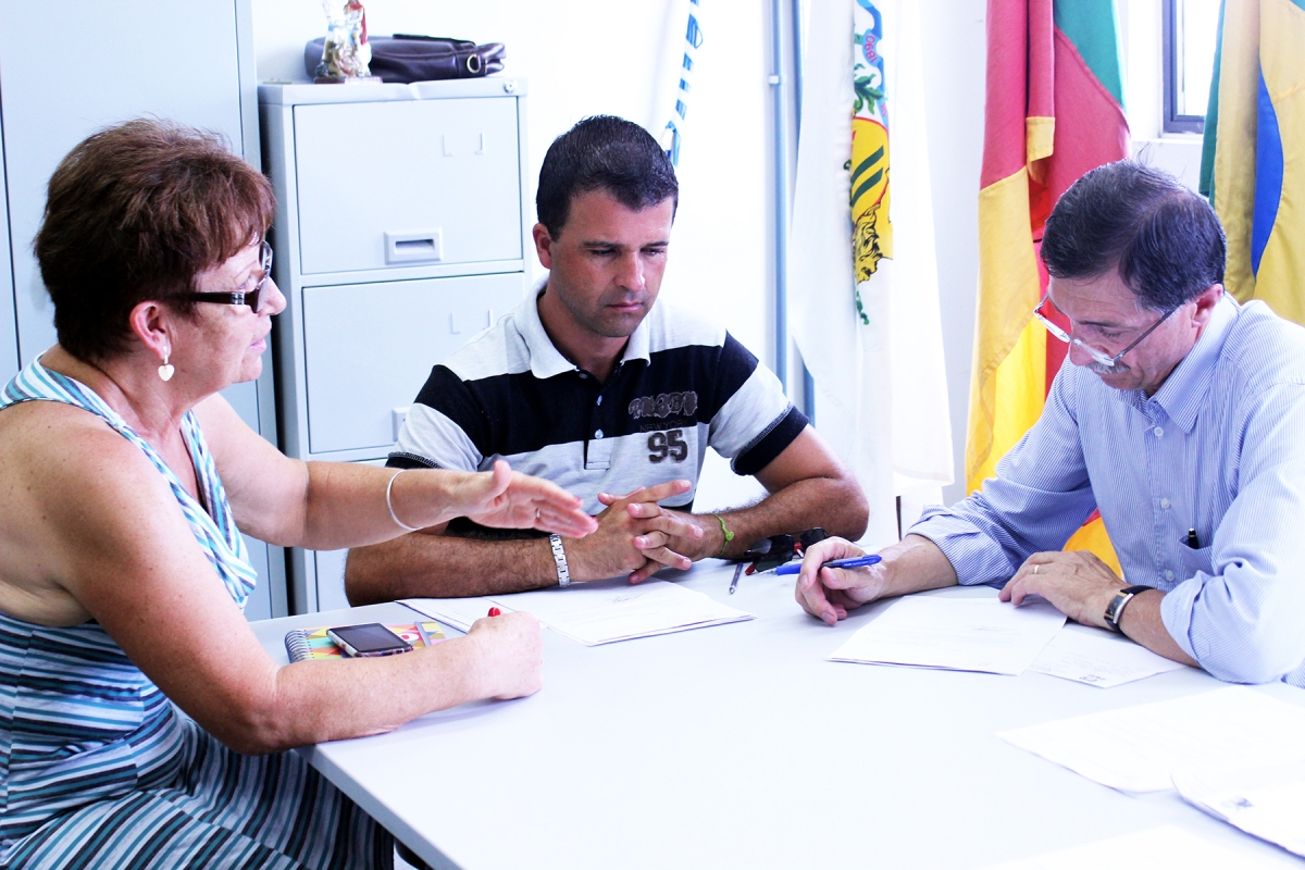 Vereador Neri, O Carteiro visita loteamento Pinheiros e acompanha a vice-presidente na Secretaria de Obras
