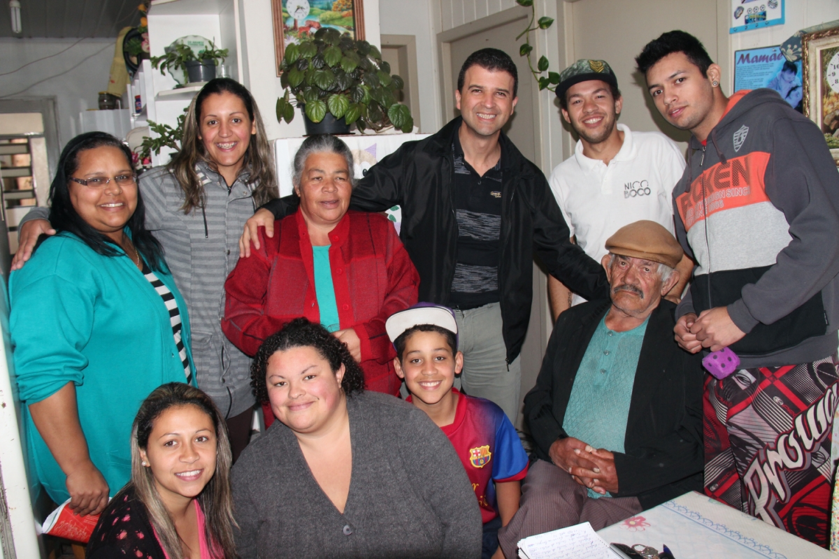 Vereador Neri, O Carteiro e presidente do loteamento Victório Trez visitam famílias