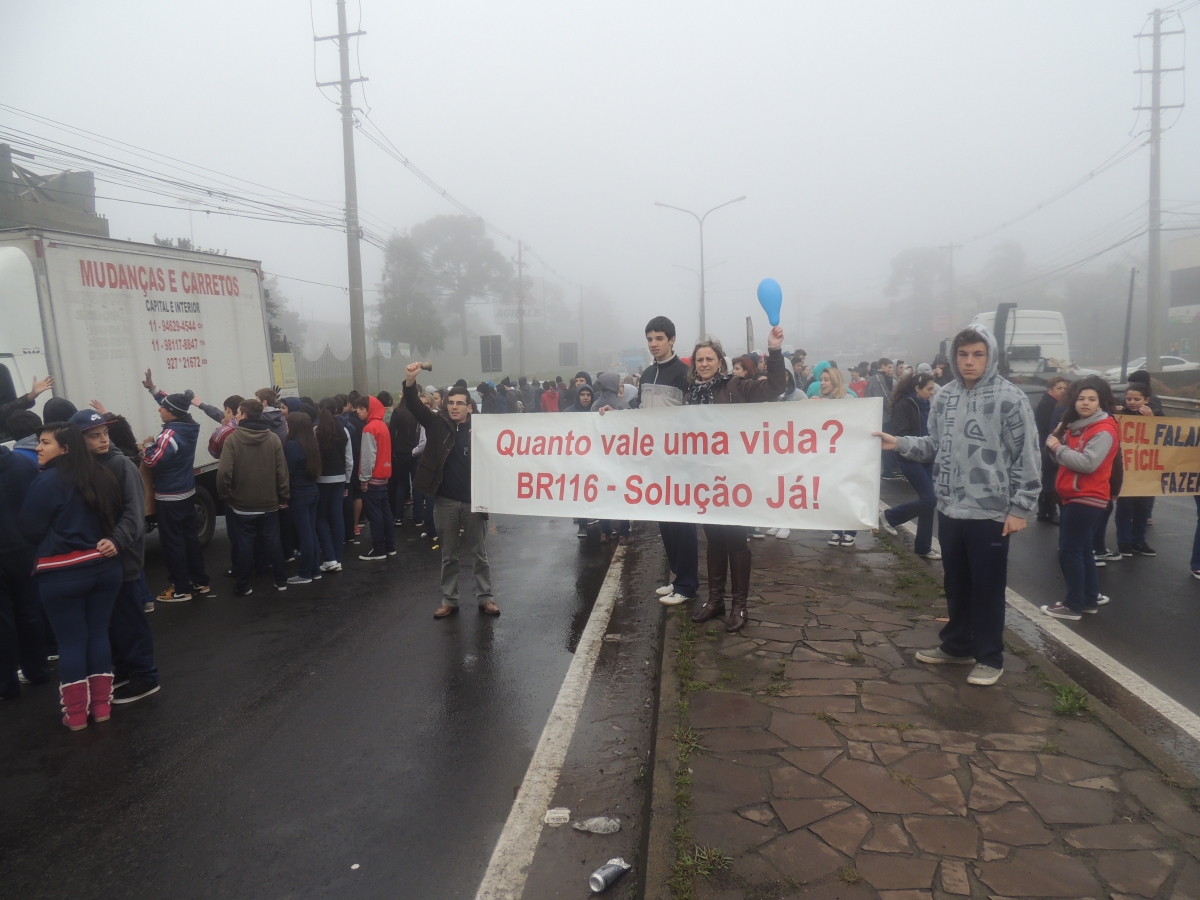 Vereador Rafael Bueno participa de protesto por passarelas