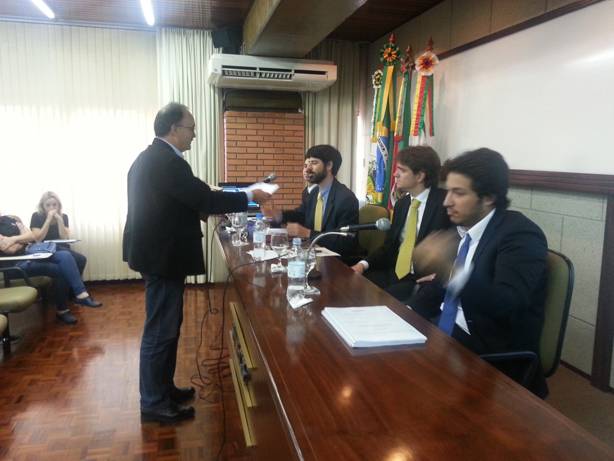 Vereador Mauro Pereira entrega Moções ao diretor do BNDES