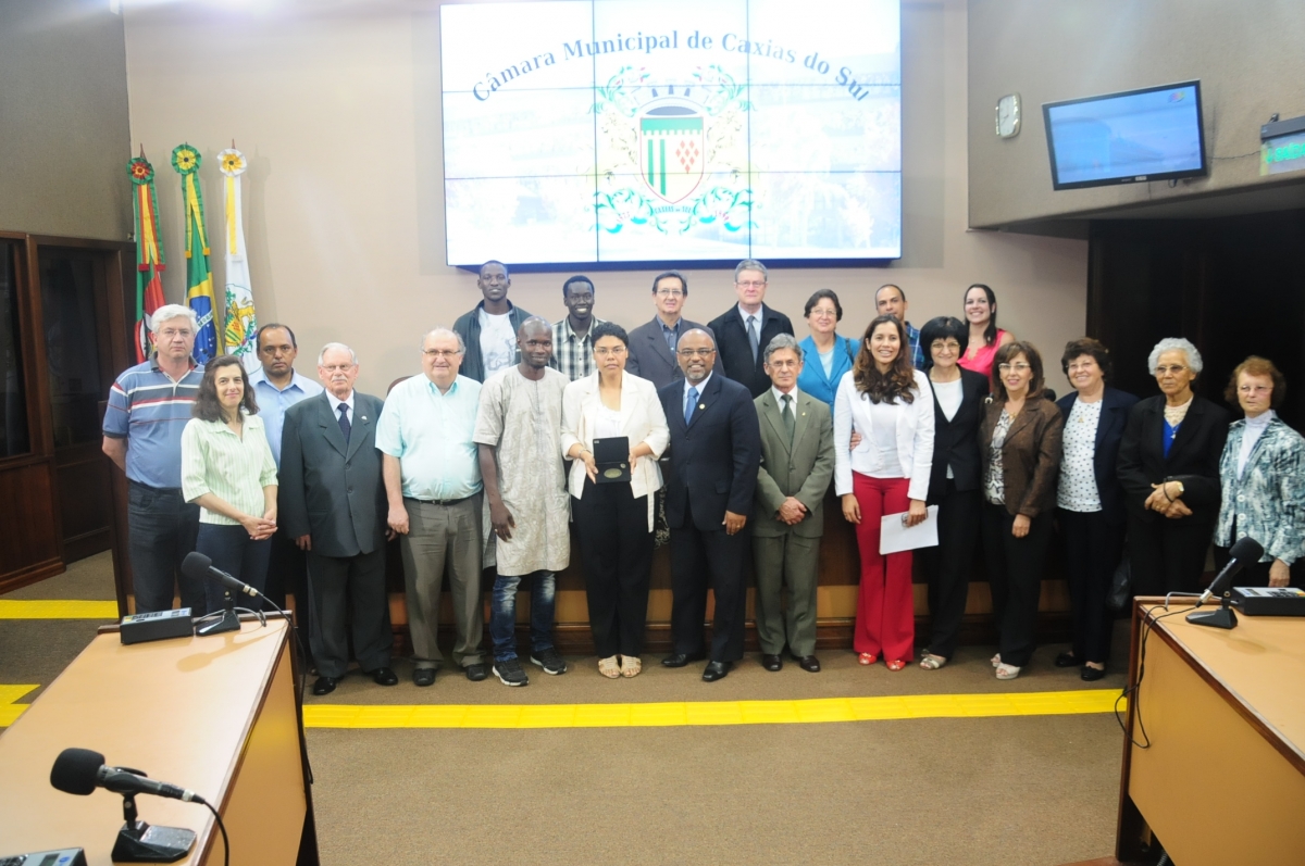Centro de Atendimento ao Migrante recebe a medalha Percy Vargas de Abreu e Lima