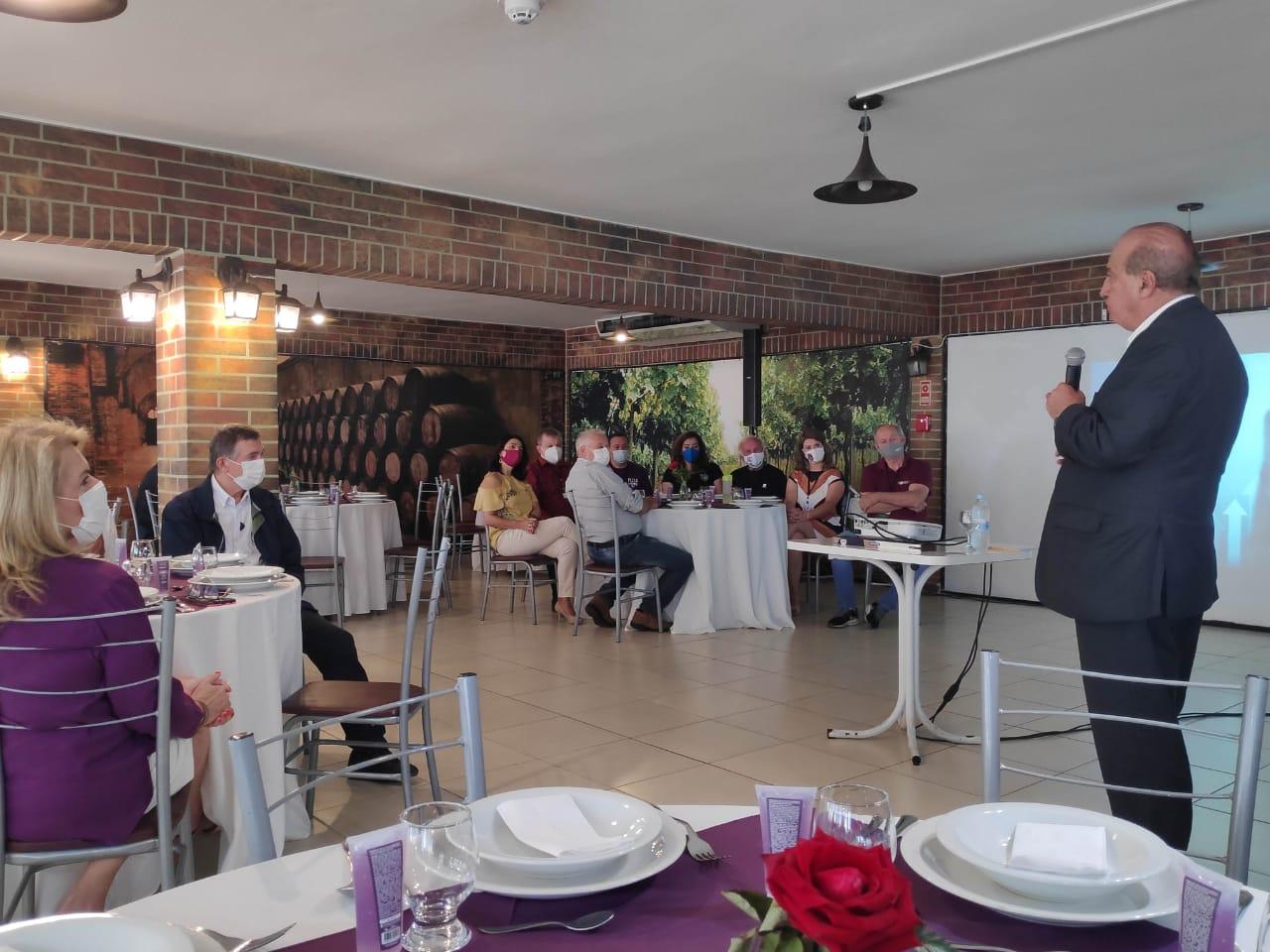 Parlamentares caxienses assistem à palestra sobre governança