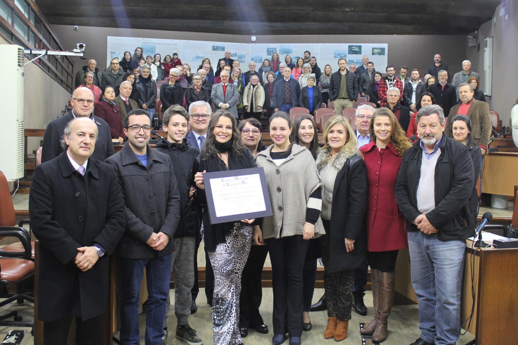 Em sessão emocionante, fotógrafa Liliane Giordano recebe Título de Cidadã Caxiense 