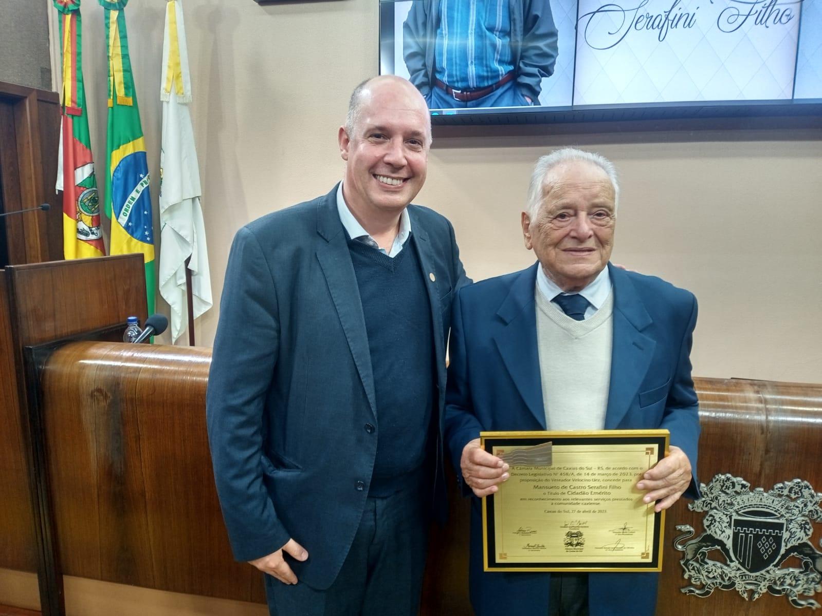 Líder de governo prestigia homenagem ao ex-prefeito Mansueto Serafini