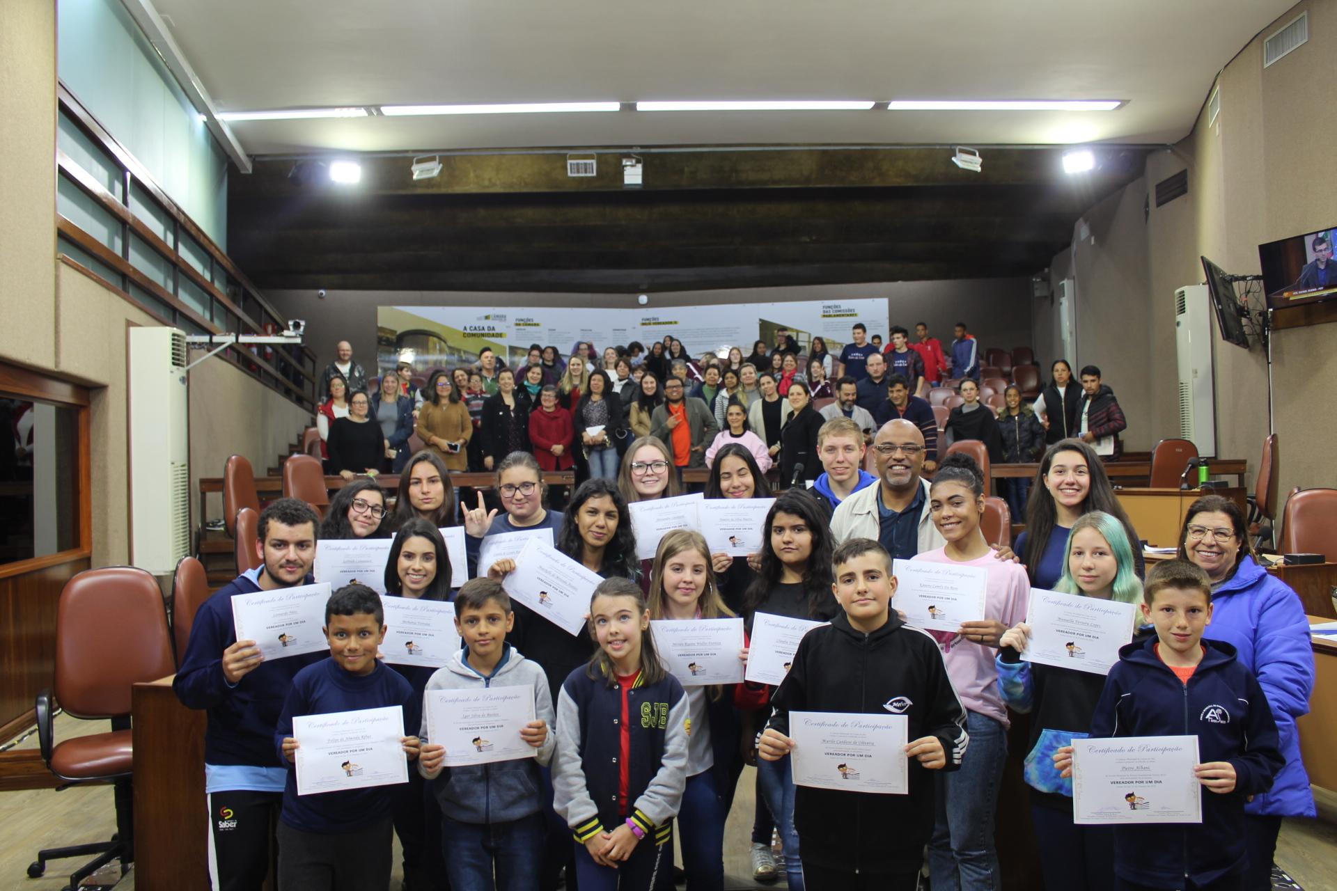 Estudantes vivem um dia de vereador na Câmara Municipal