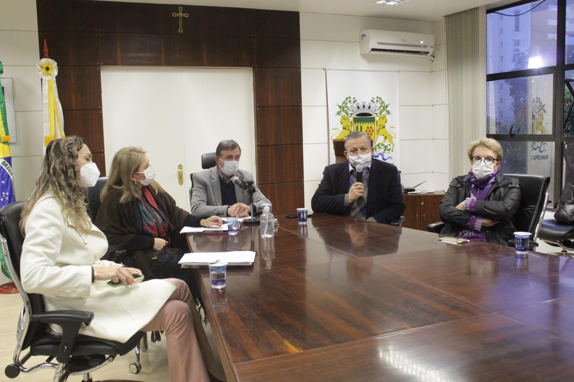 Leia mais sobre Presidente Velocino Uez prestigia coletiva do prefeito para alerta sobre variantes da Covid-19