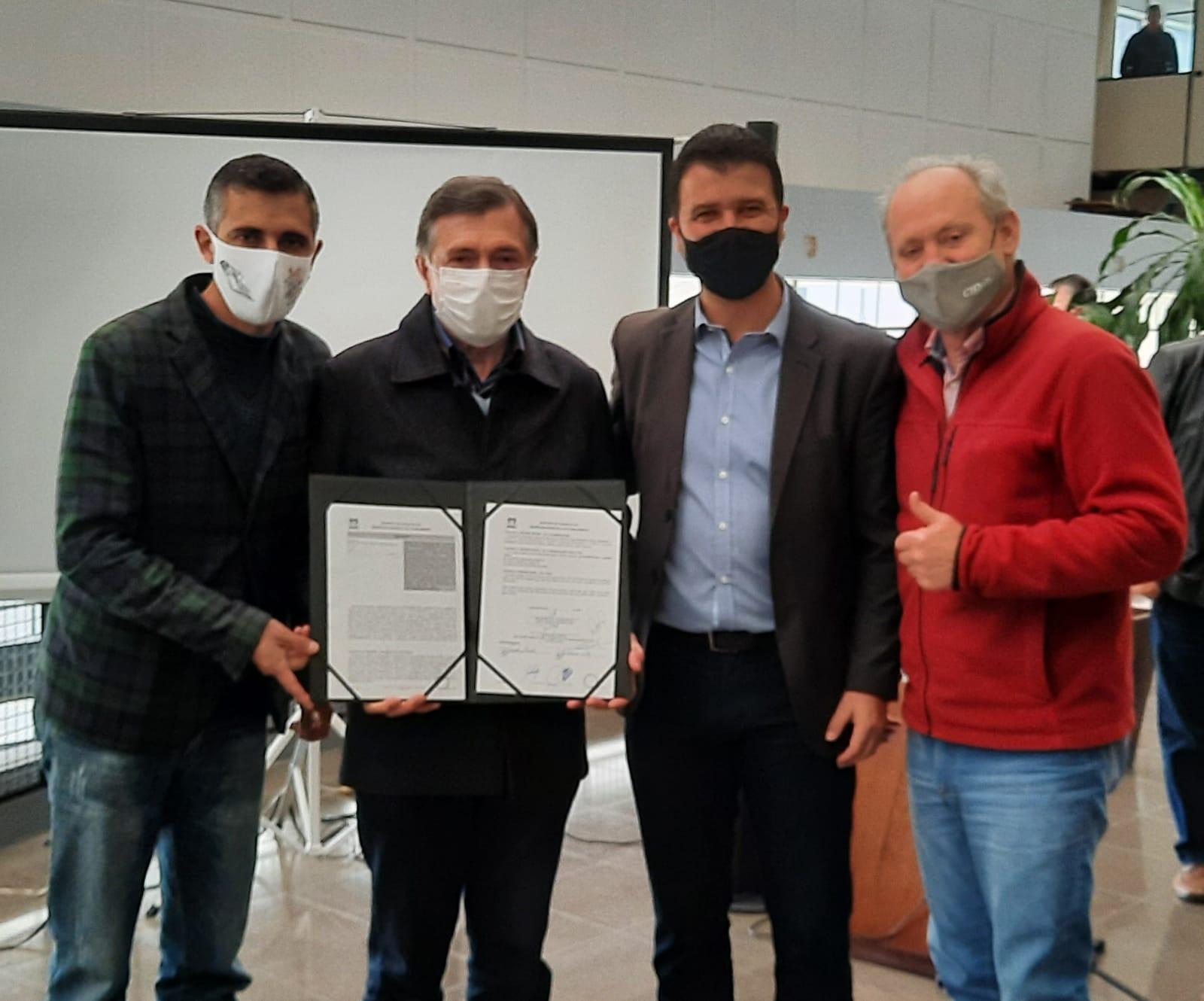 Juliano Valim participa da Solenidade de Assinatura do Contrato com Empresa que fará o projeto do Aeroporto da Serra Gaúcha