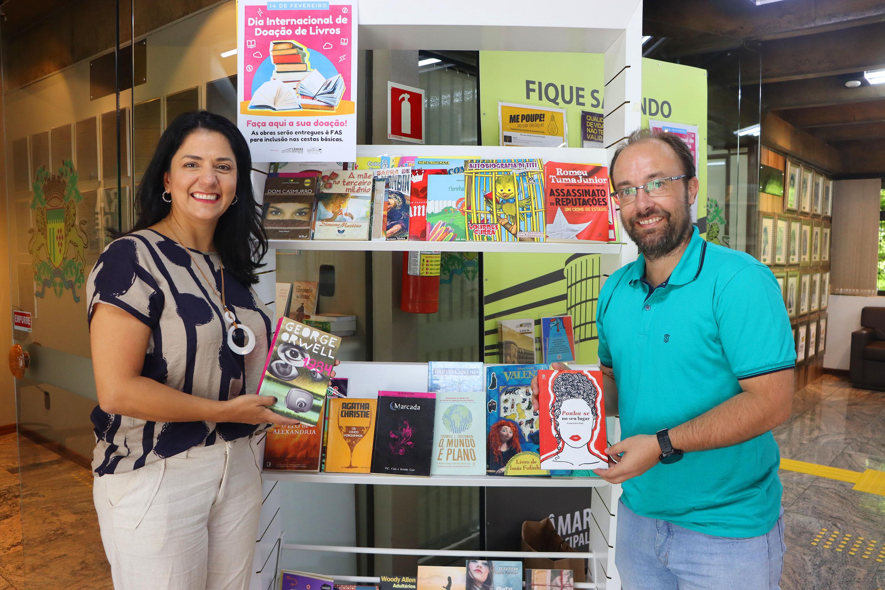 Campanha da Escola do Legislativo da Câmara de Caxias recebe quase 300 livros para doação