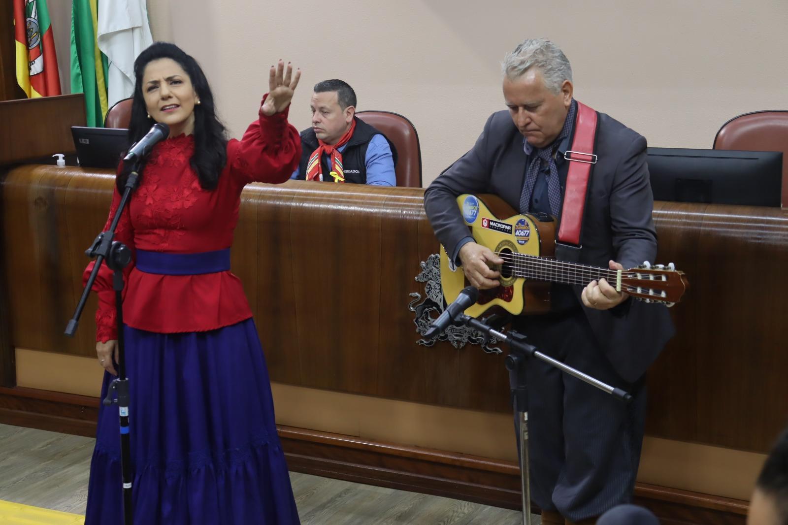 Marisol Santos declama na abertura dos Festejos Farroupilhas da Câmara
