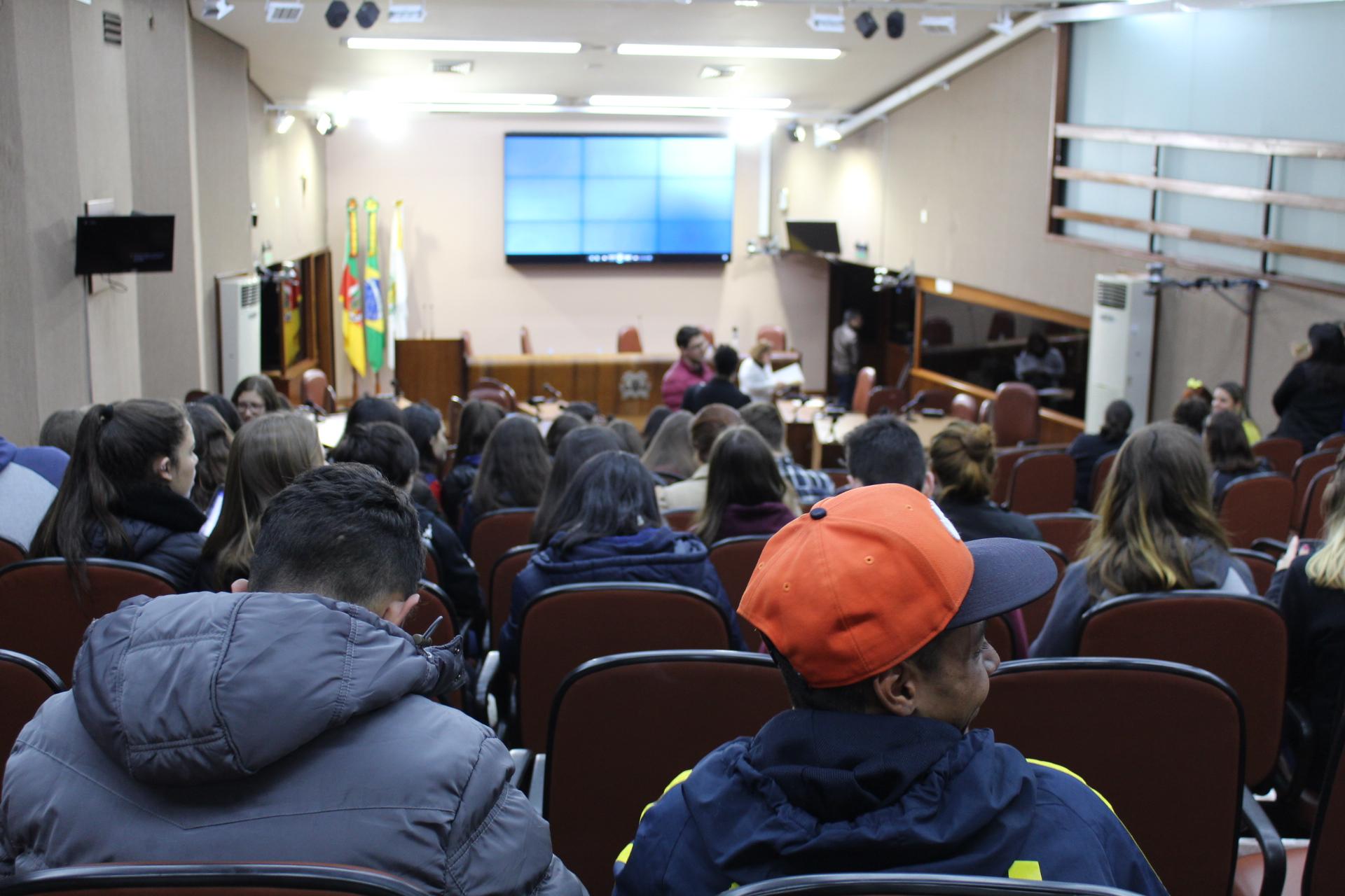 CinePlenário leva debate sobre o combate a automutilação a estudantes e professores 