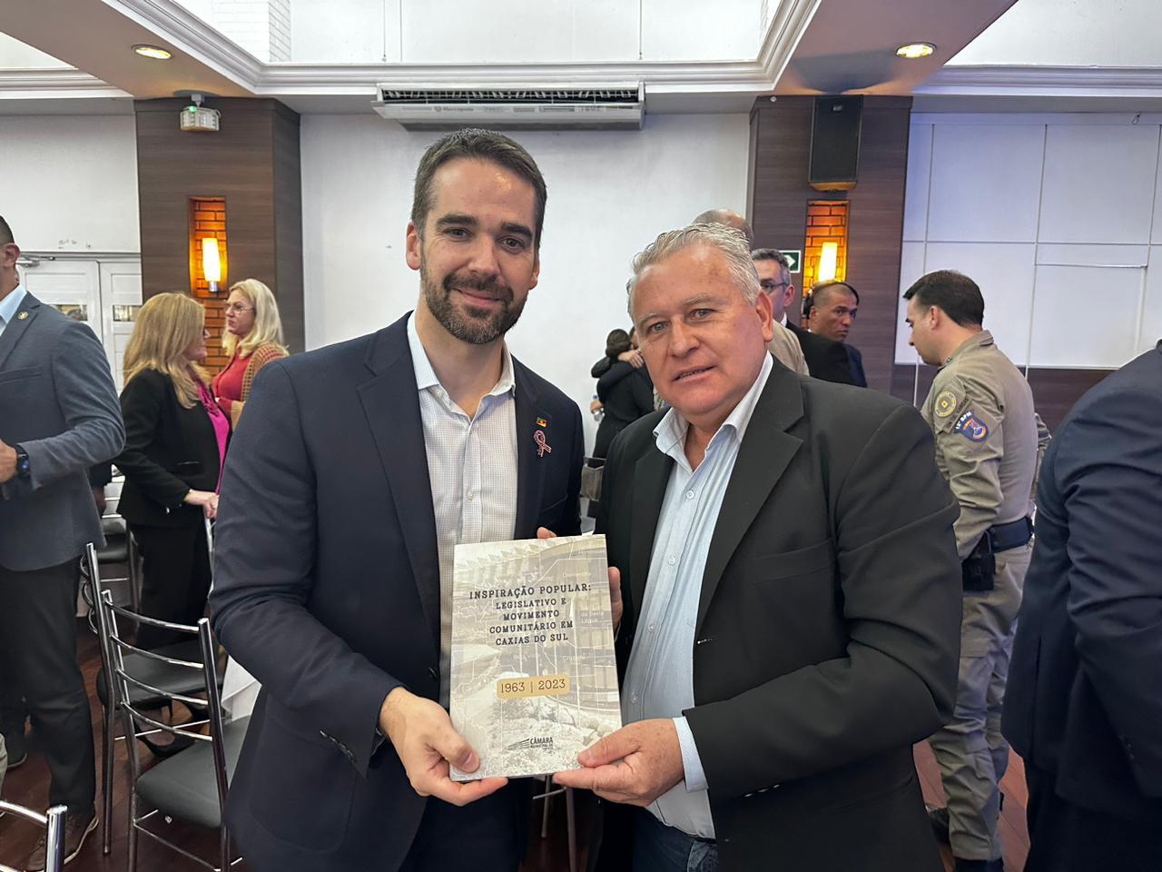 Governador Eduardo Leite recebe exemplar de livro publicado pela Câmara Municipal  
