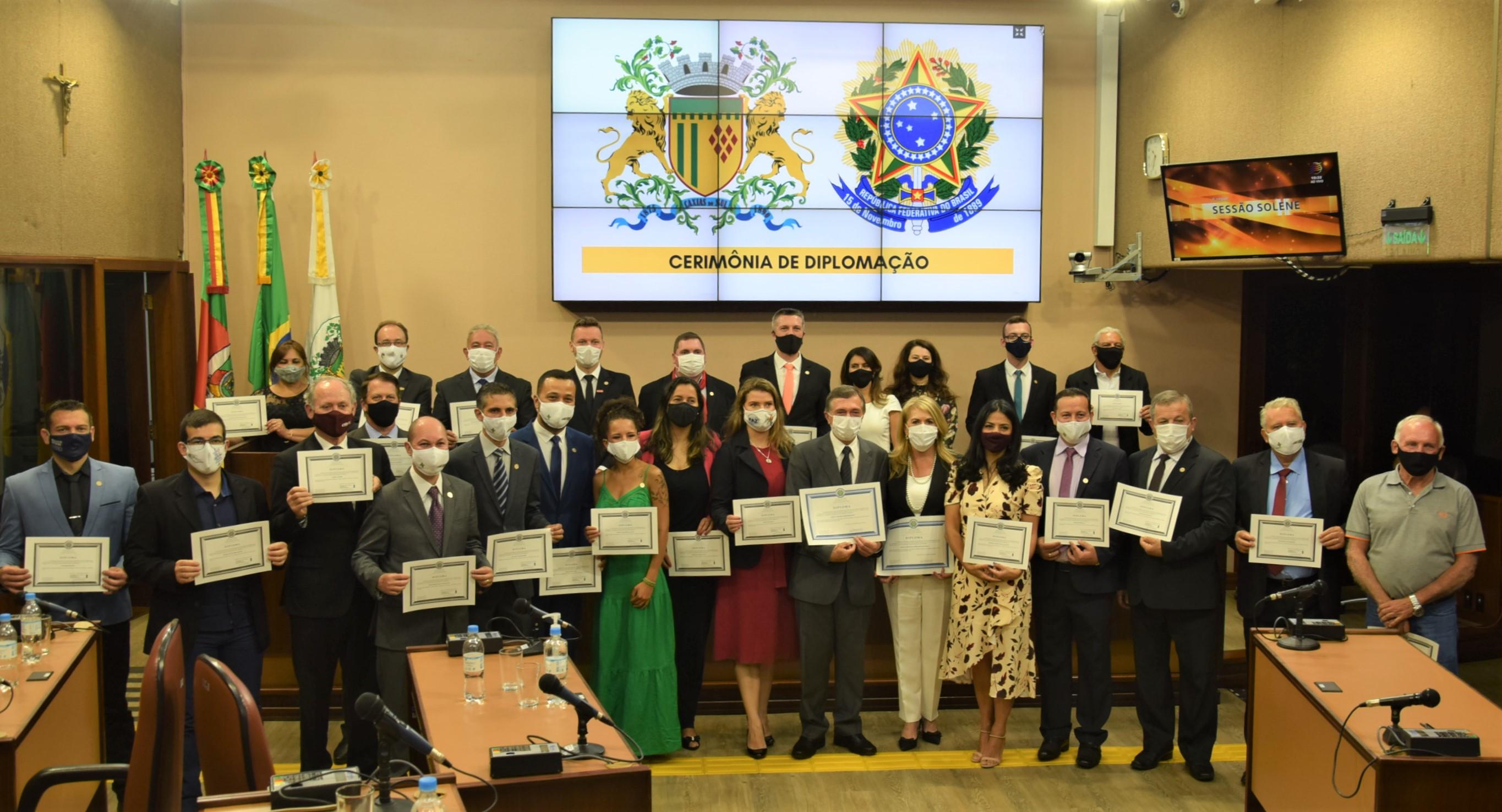 Prefeito, vice-prefeita e vereadores são diplomados na Câmara Municipal