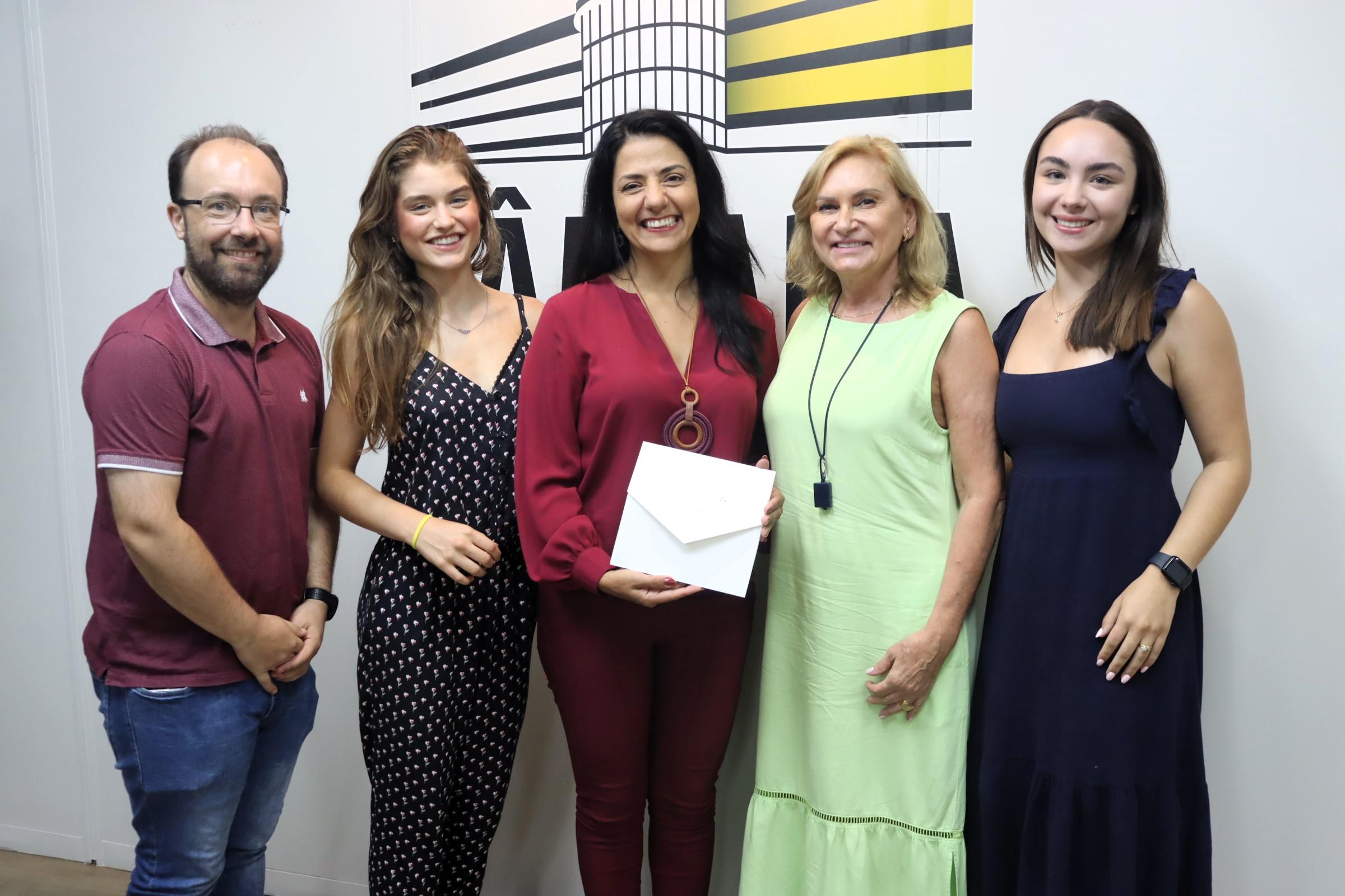 Representantes da Liga Feminina de Combate ao Câncer visitam a presidente da Câmara Marisol Santos