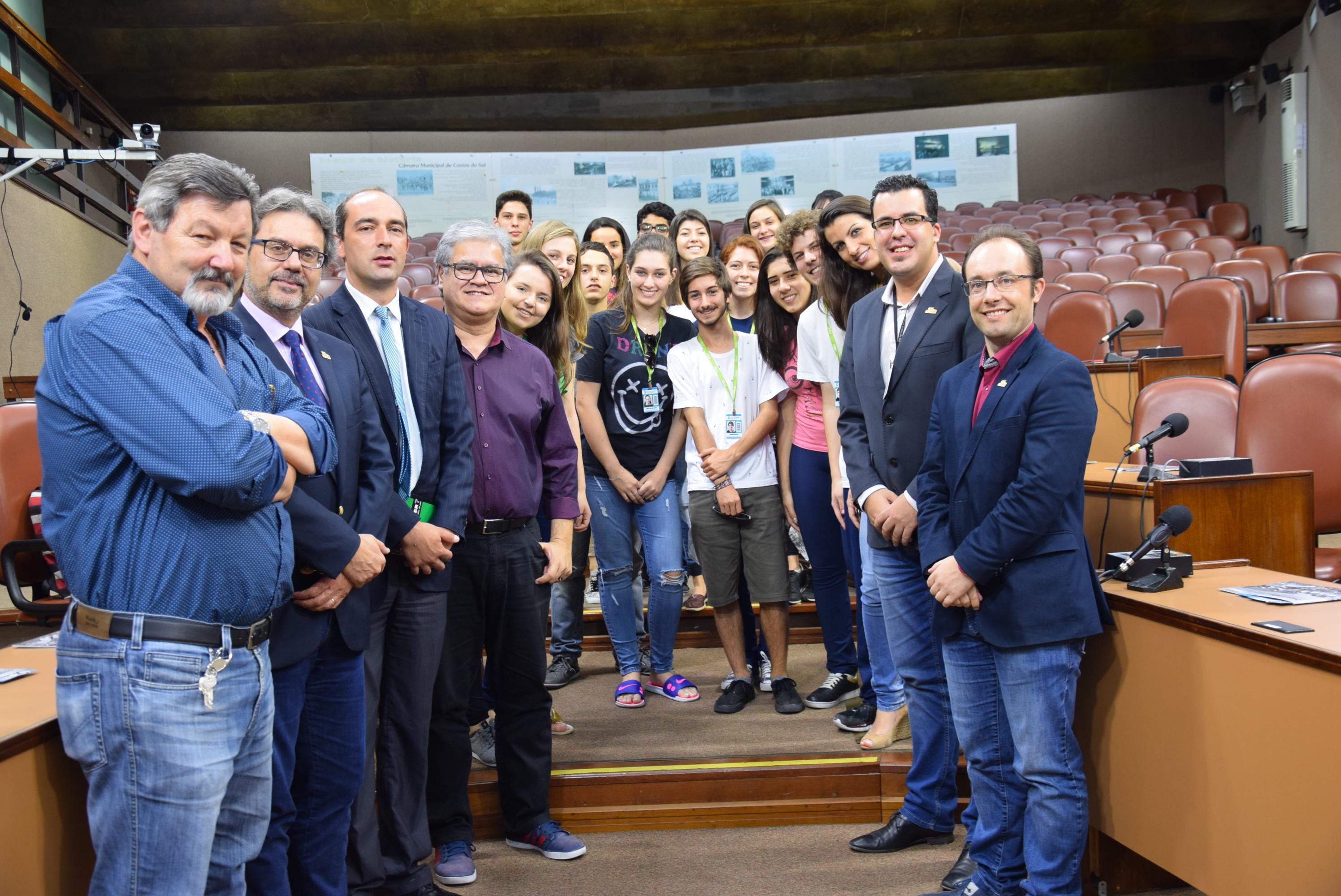 Parlamentares escritores conversam com alunos do IFRS Caxias