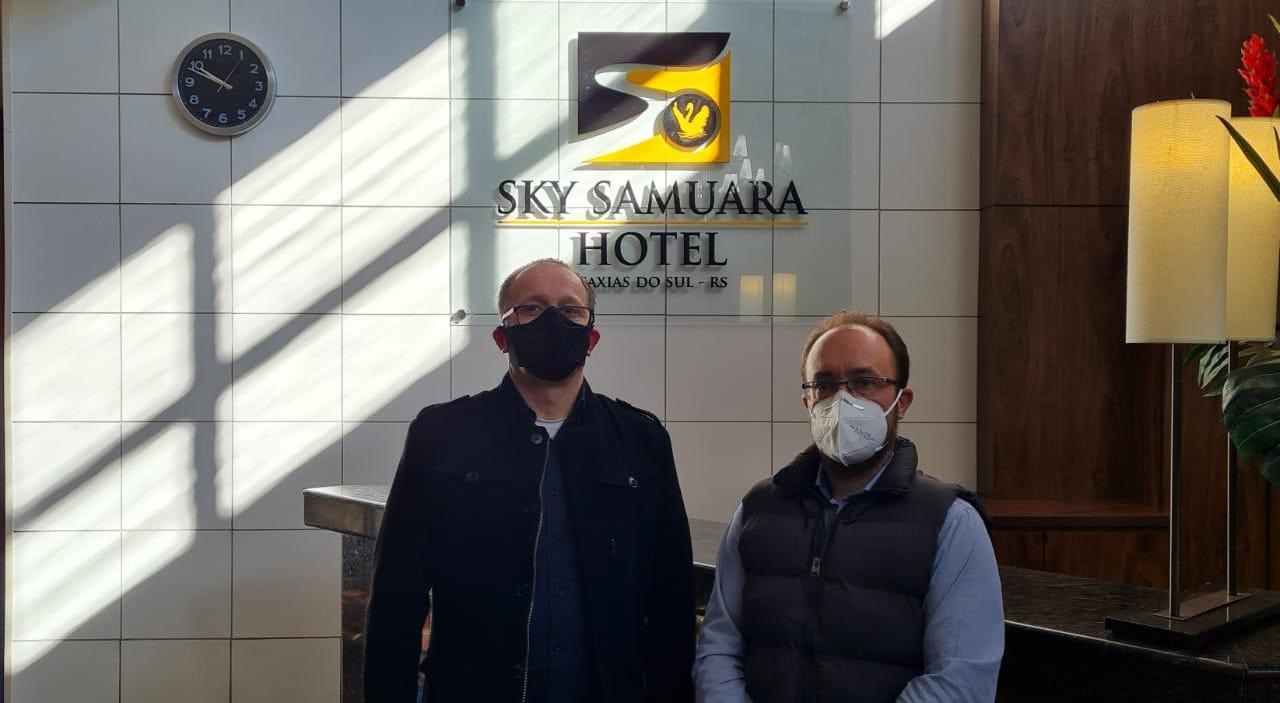 Felipe Gremelmaier atende pedido do Sky Samuara Hotel