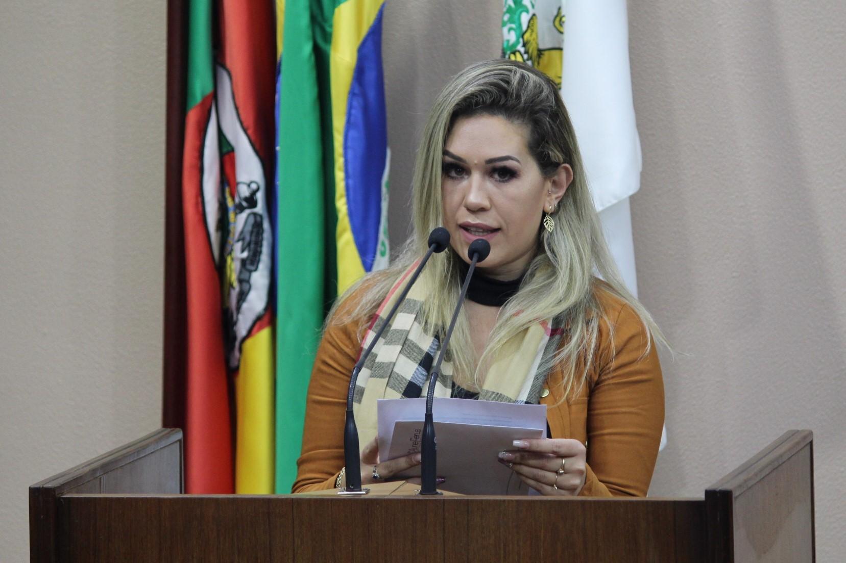 Representante do Grupo de Apoio aos Laringetomizados ocupa tribuna do Legislativo