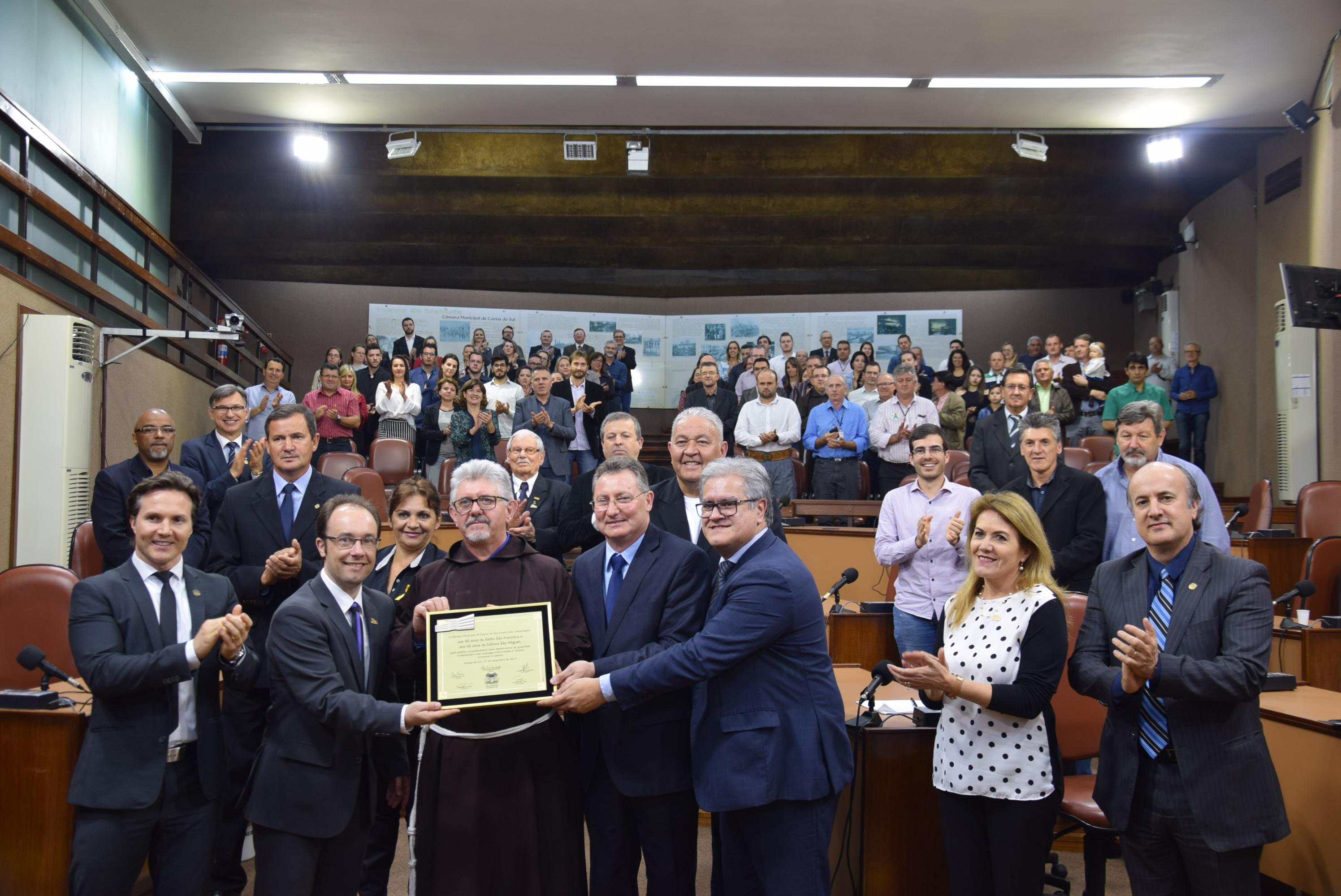 Leia mais sobre Legislativo homenageia Rádio São Francisco e Editora São Miguel