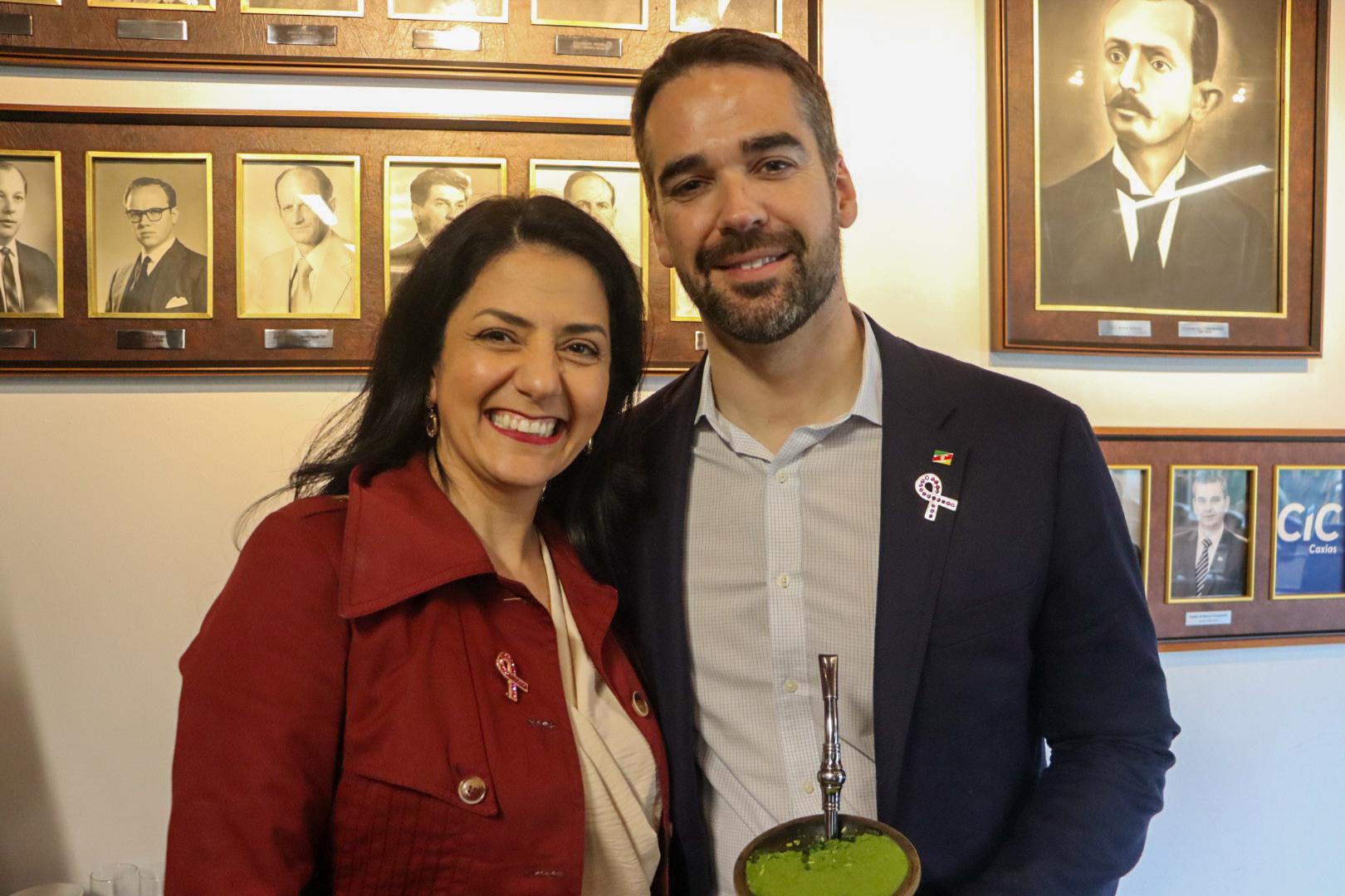 Vereadora Marisol Santos presenteia governador com laço Rosa produzido em Caxias do Sul