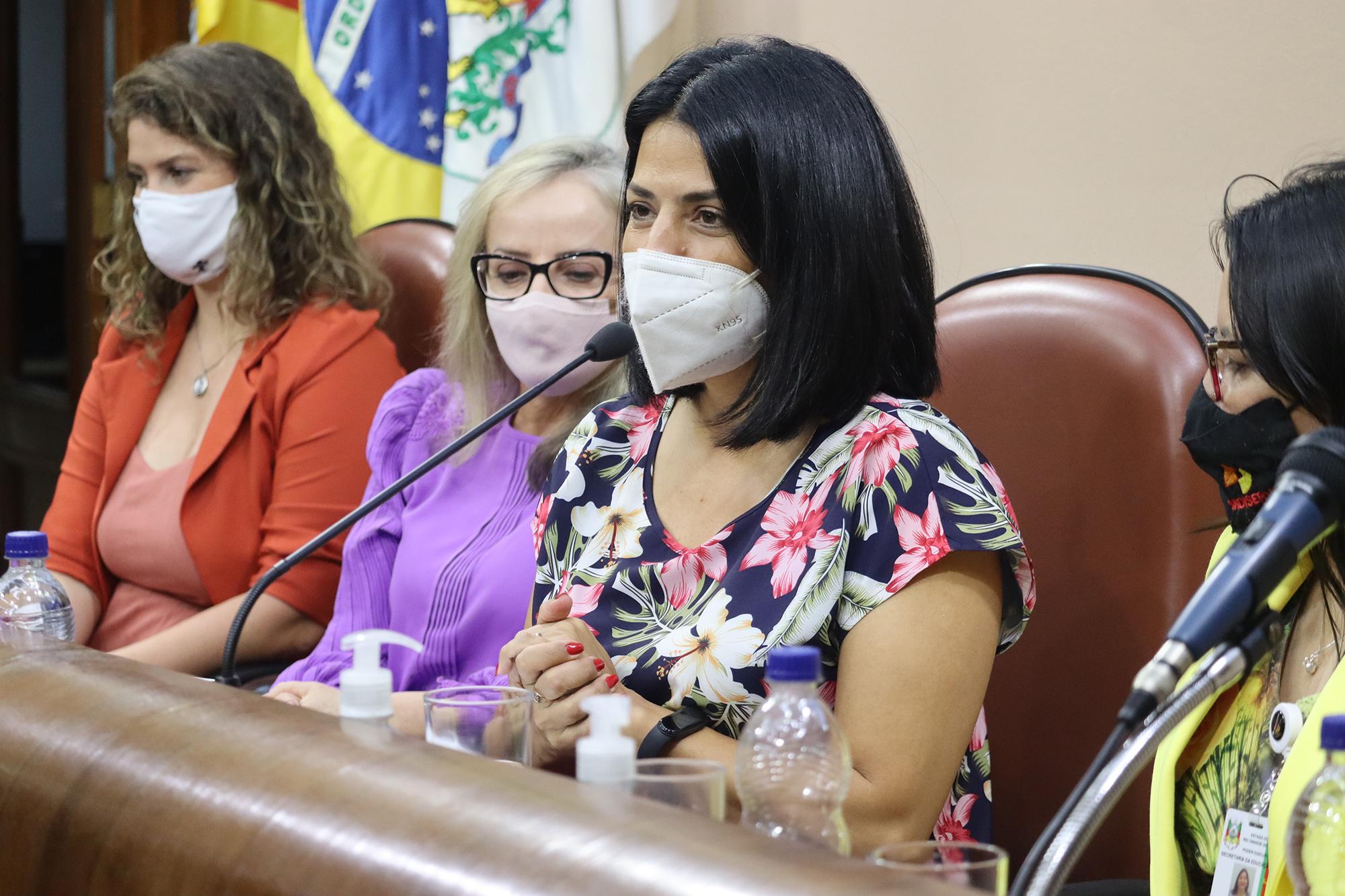 Vereadora Marisol Santos anuncia a retirada do PL das Altas Habilidades para que o Executivo envie a proposta à Câmara