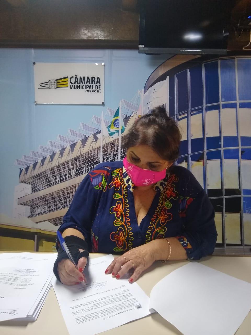 Vereadora Gladis protocola projeto de lei que cria Selo Empresa Incentivadora da Educação do Trabalhador
