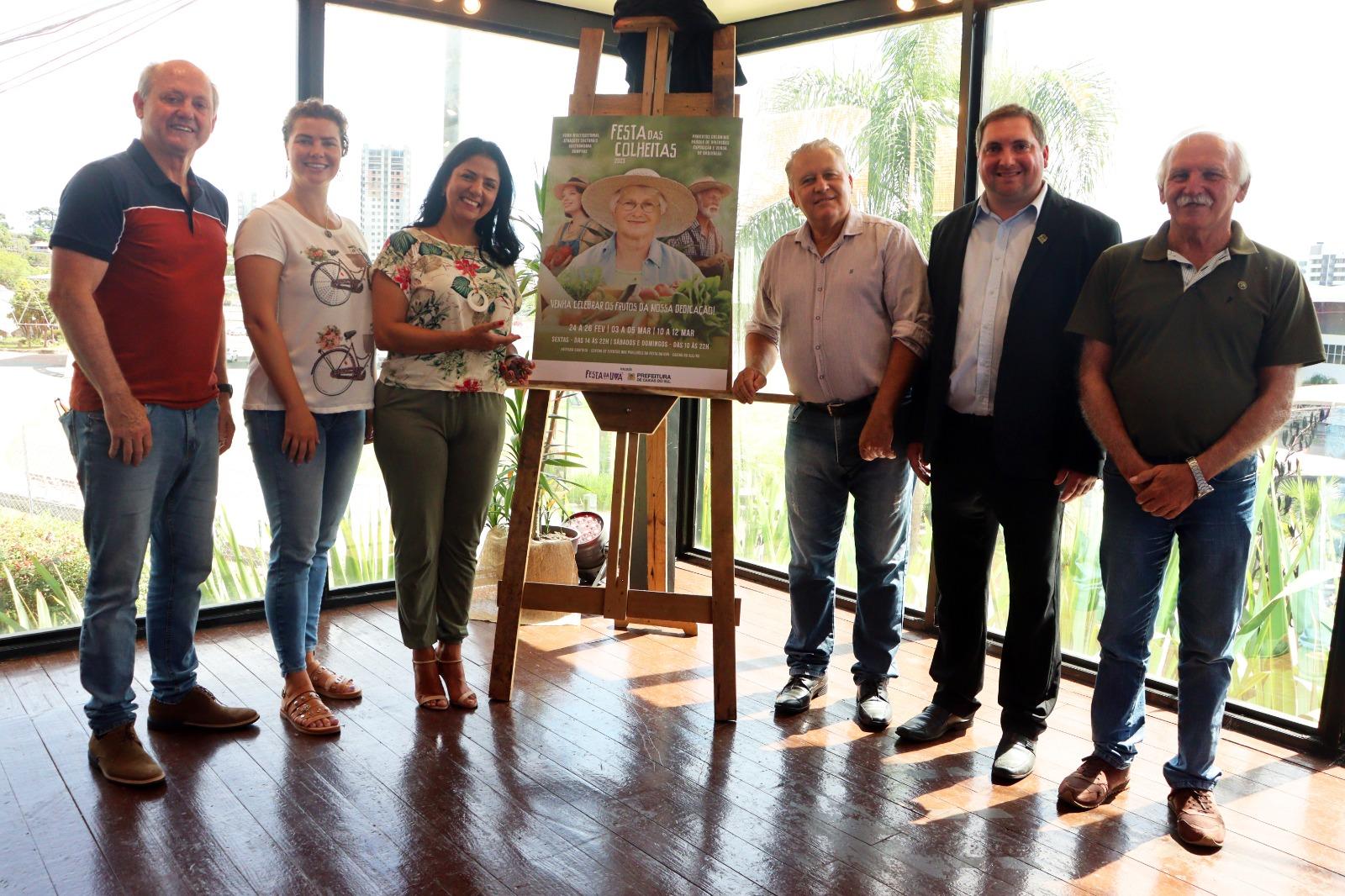 Presidente Zé Dambrós participa do lançamento do cartaz oficial da Festa das Colheitas