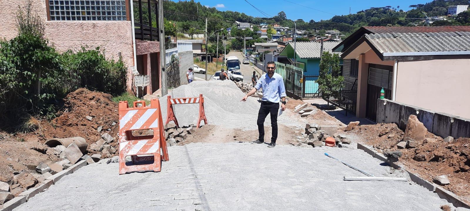 Vereador Juliano Valim acompanha obra em andamento no bairro Castelo