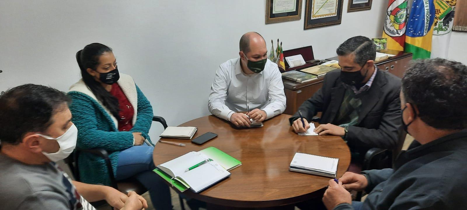 Vereador Juliano Valim participou de reunião sobre abertura de centro de convivência na região de Ana Rech - Serrano.