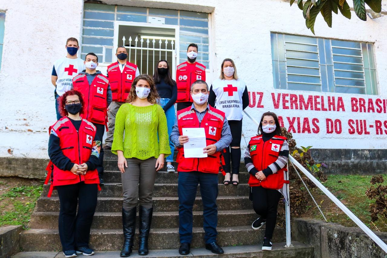 Tatiane Frizzo entrega Voto de Congratulações à Cruz Vermelha