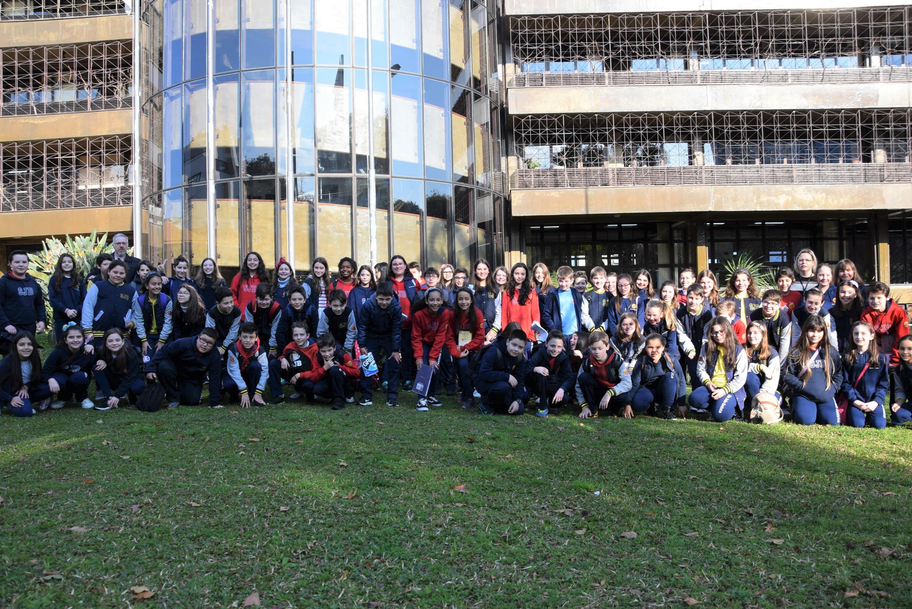 Legislativo recebe estudantes do Colégio São João Batista