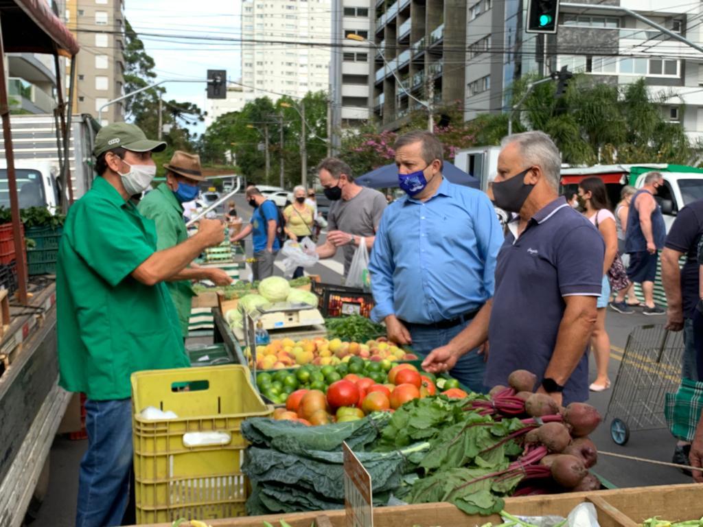 Leia mais sobre Em visita à Feira da Maesa, Velocino Uez recebe sugestões