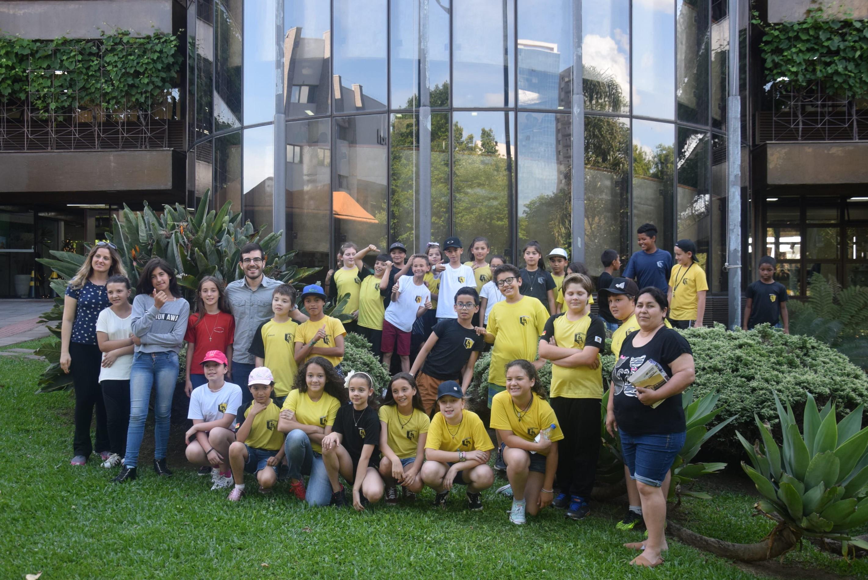 Legislativo recebe visita da Escola Dezenove de Abril