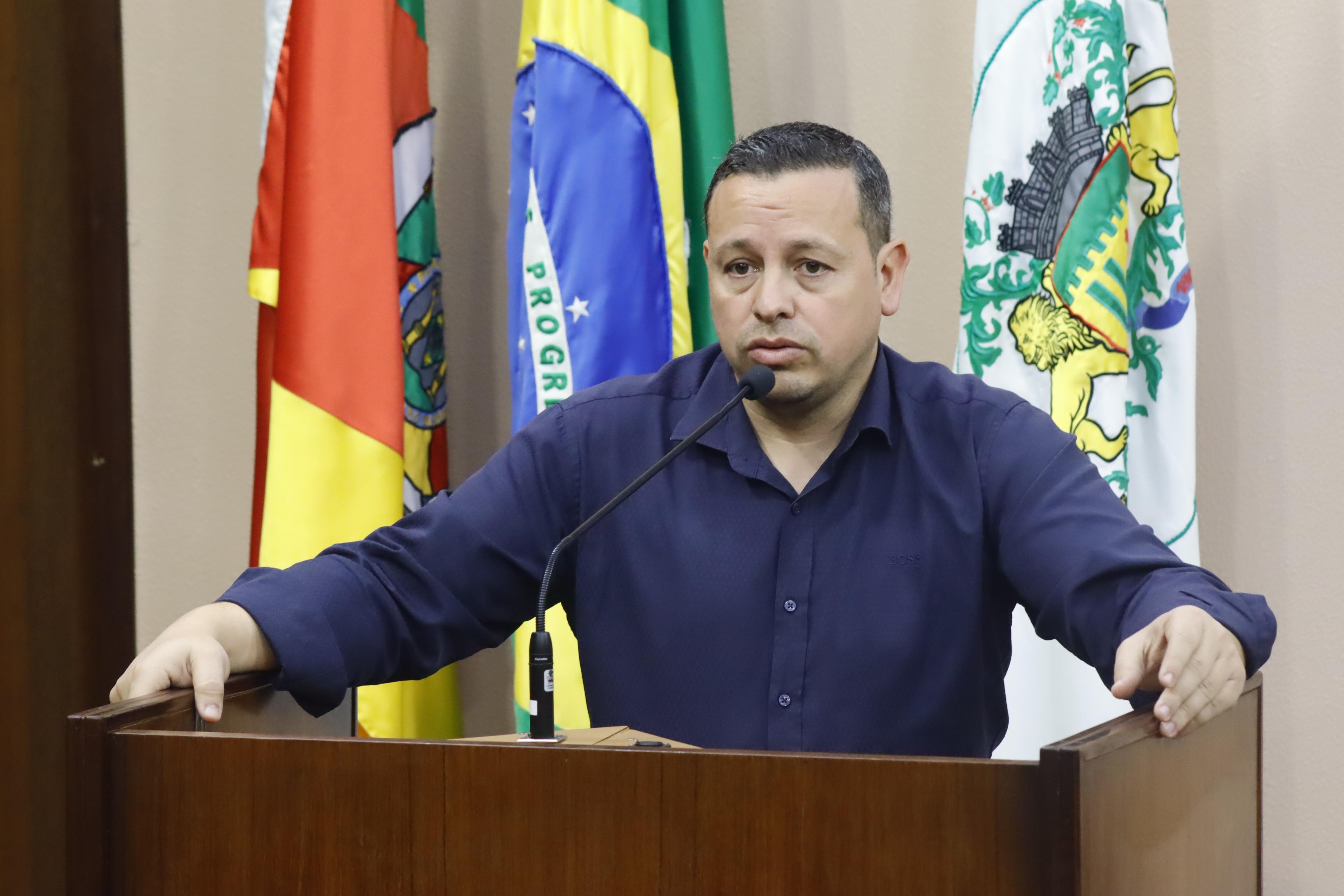 Vereador Adriano Bressan destaca importância do programa Luz, Cor e Flor