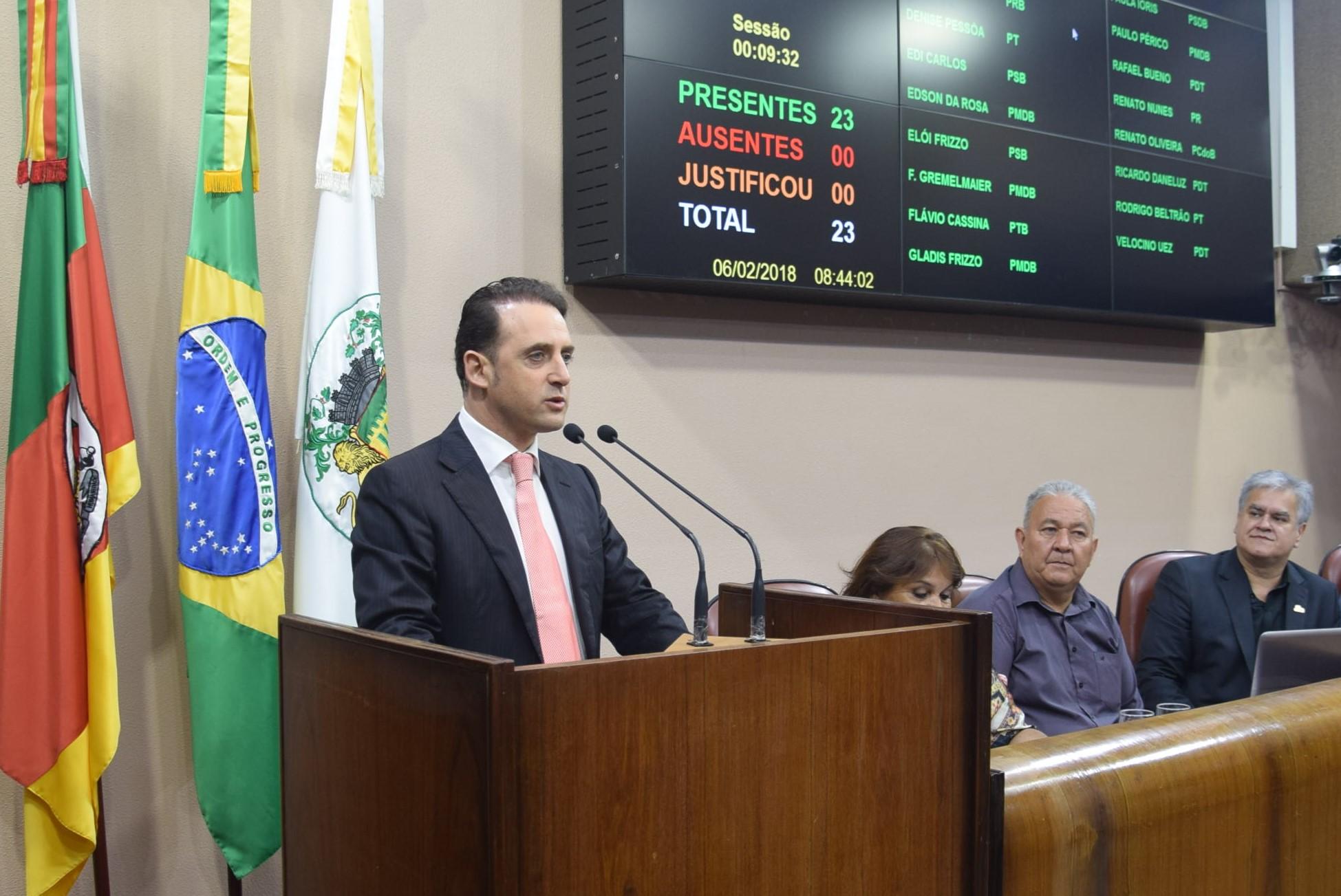 Gaúcho que concorre a deputado na Itália ocupa a tribuna do Legislativo 